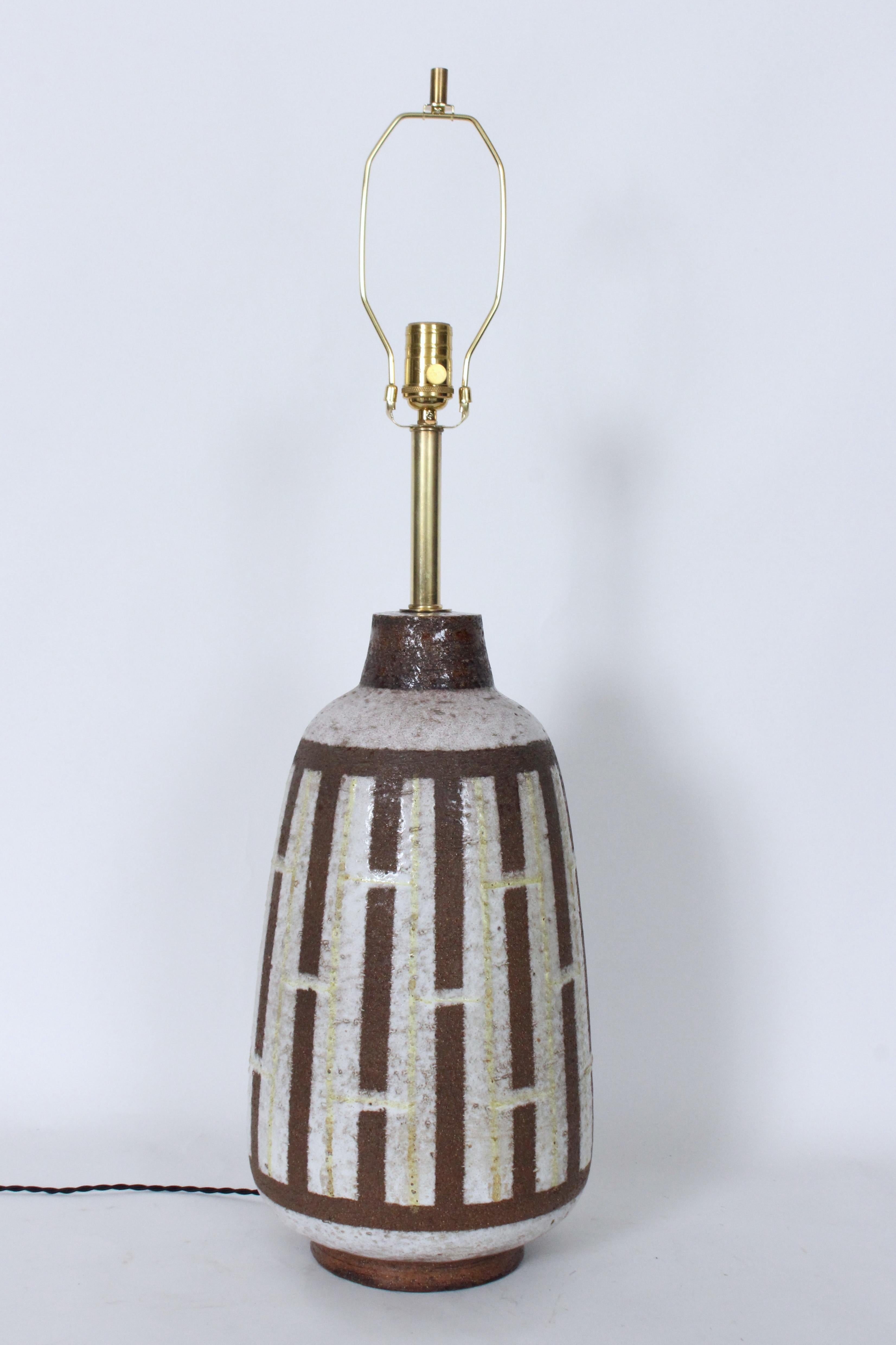 Substantial Aldo Londi for Bitossi Cocoa & Cream Pottery Table Lamp, C. 1950 im Zustand „Gut“ im Angebot in Bainbridge, NY