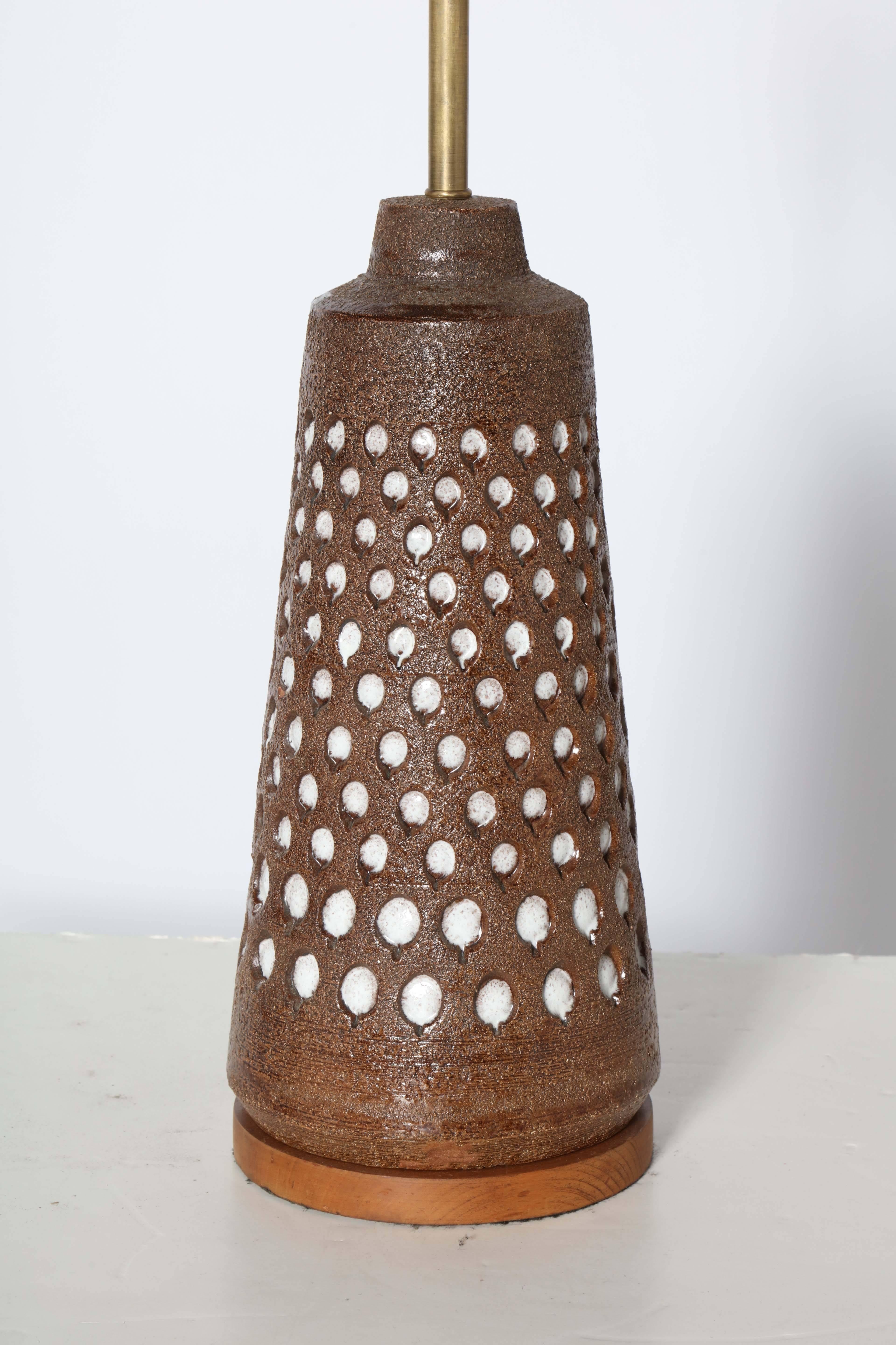 Mid-Century Modern Substantial Aldo Londi for Bitossi Brown & Incised White Dot Pottery Table Lamp For Sale