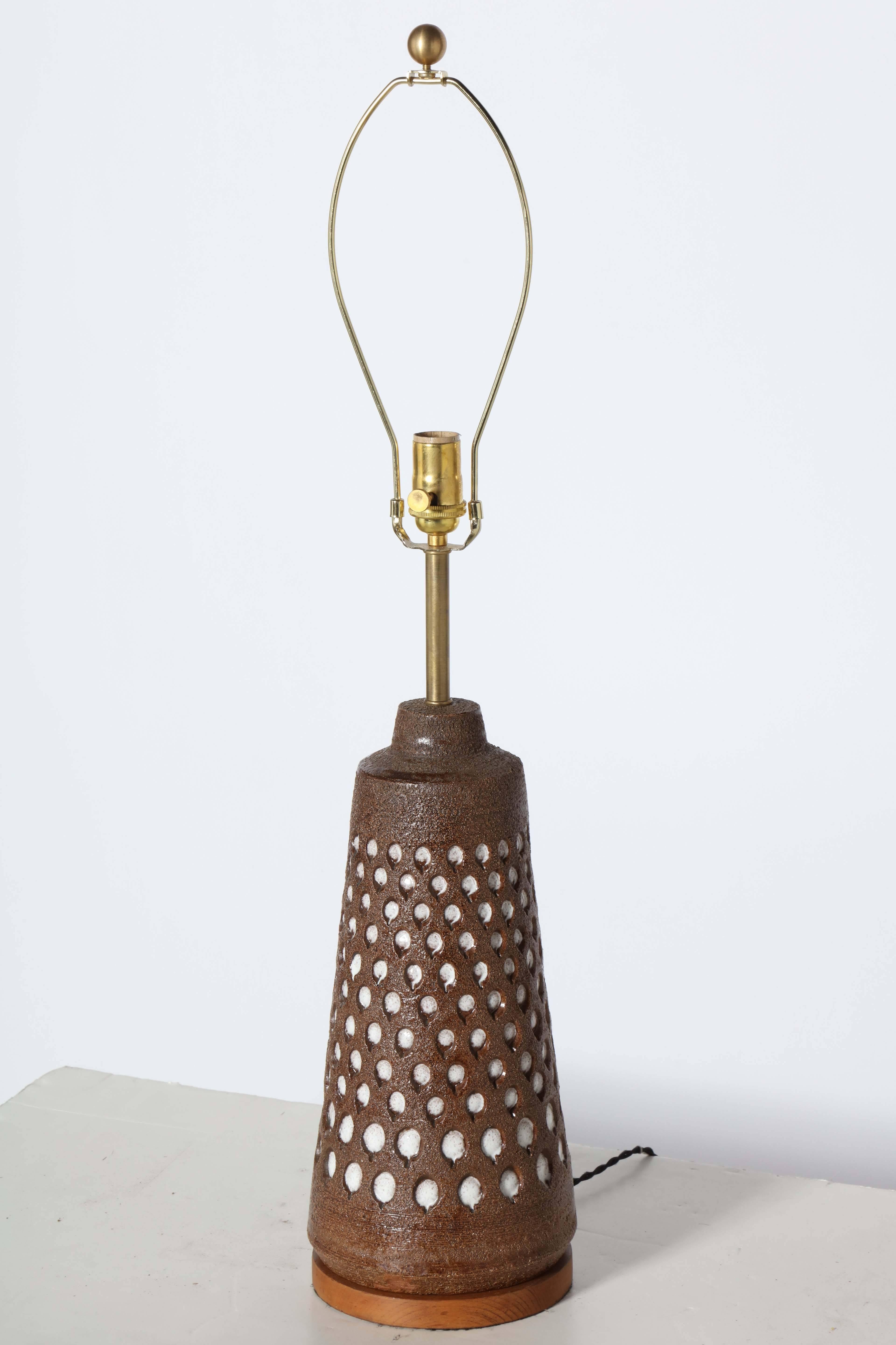 Large Aldo for Bitossi textured Deep Brown and White Polka Dot Ceramic Table Lamp, 1950's. Featuring a handcrafted textured Chamotte style deep chocolate brown glazed clay with impressed, hand painted diminishing glazed Bright White gloss oval