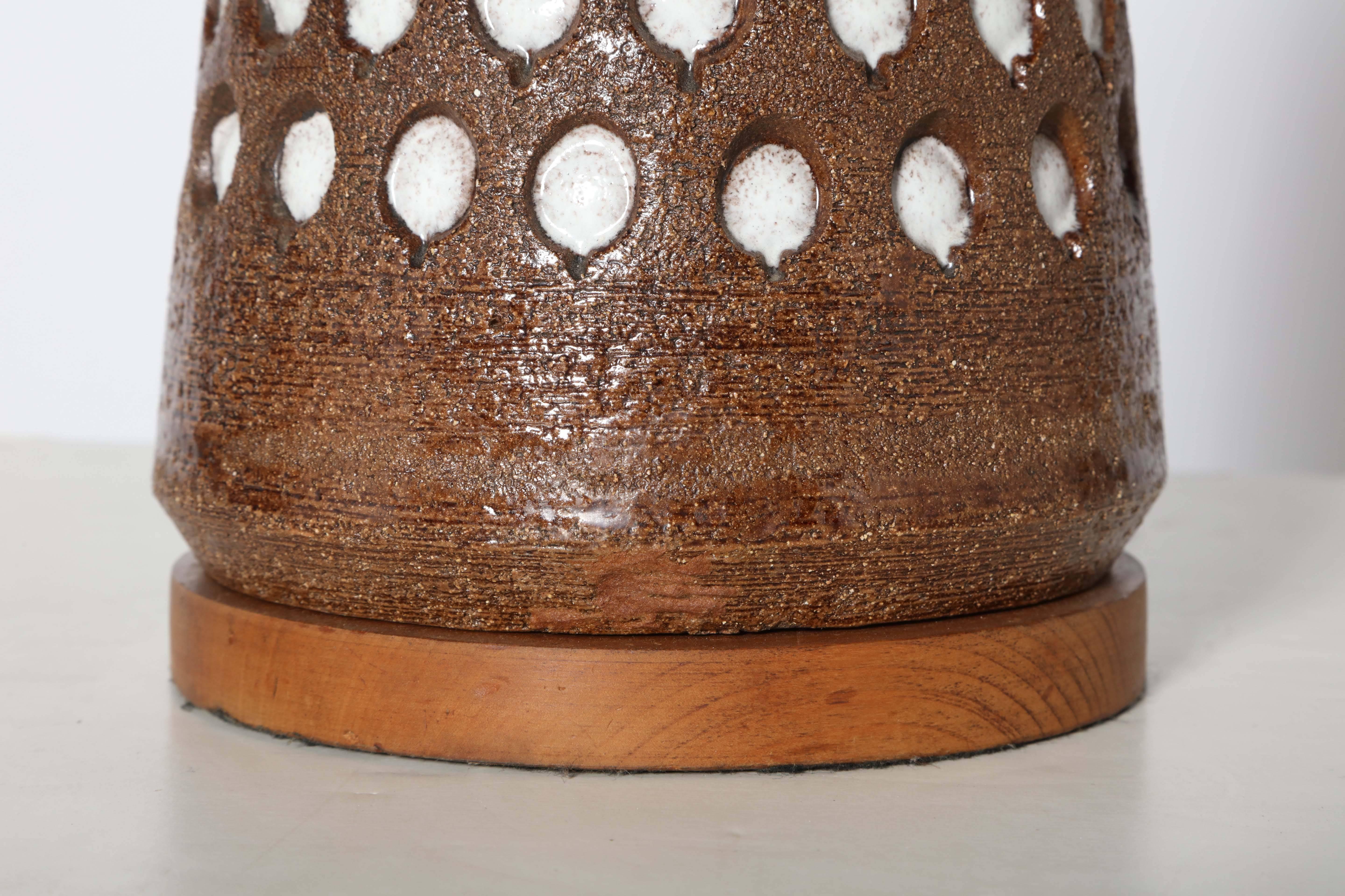 Substantial Aldo Londi for Bitossi Brown & Incised White Dot Pottery Table Lamp In Good Condition For Sale In Bainbridge, NY