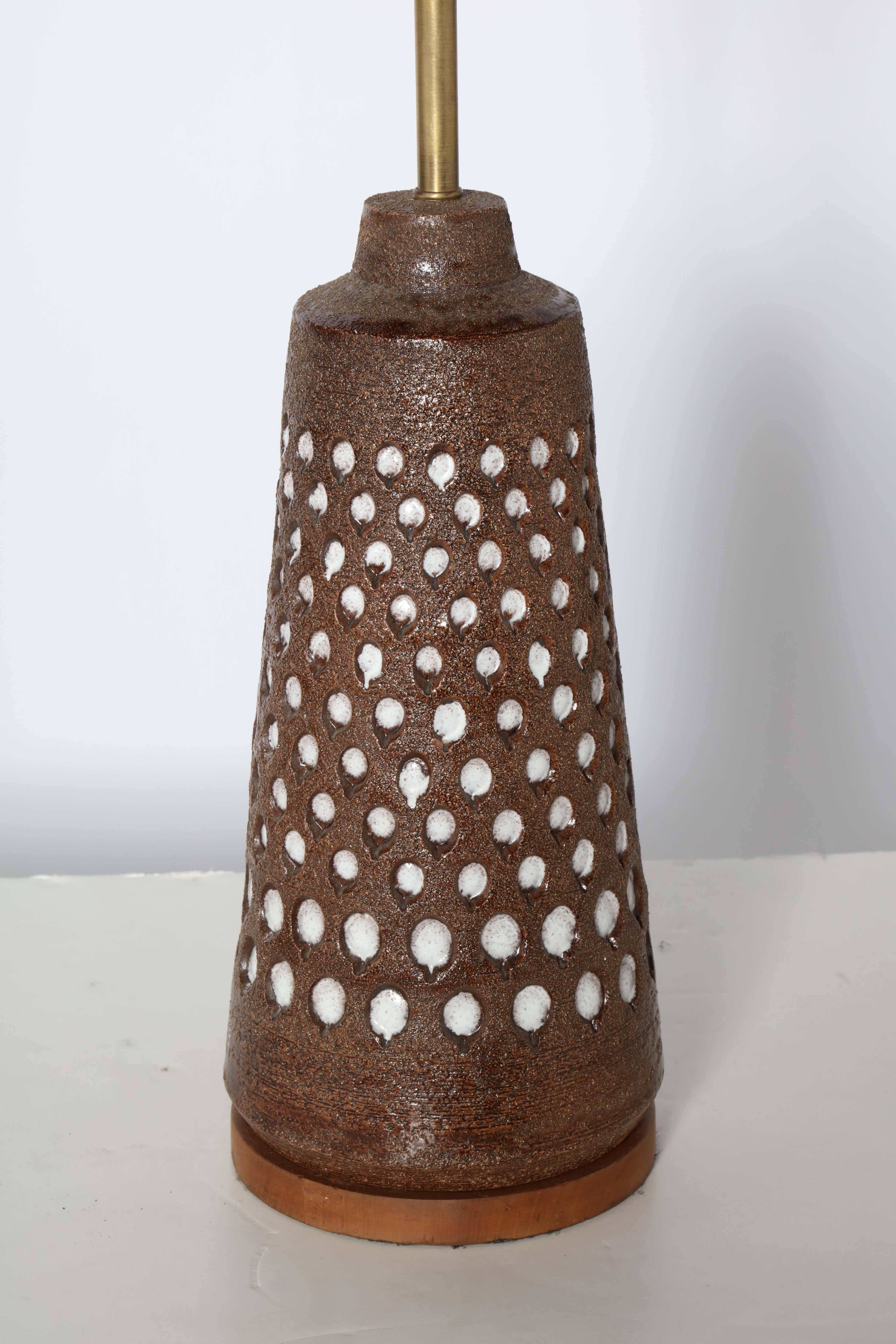 Italian Substantial Aldo Londi for Bitossi Brown & Incised White Dot Pottery Table Lamp For Sale
