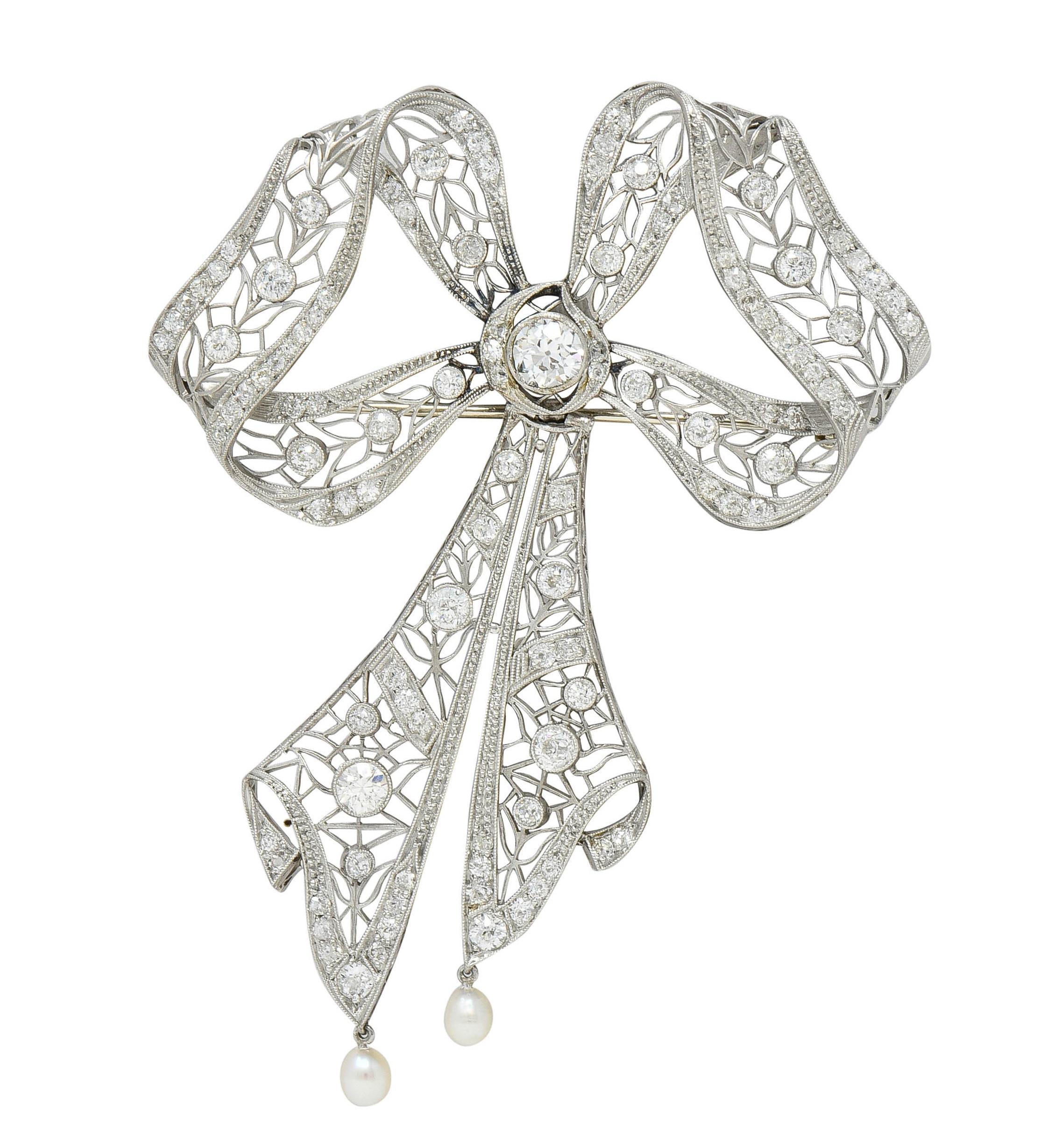 Substantial Belle Epoque Diamante Platino Antiguo Broche Colgante Lazo Tremblant Corte europeo antiguo en venta