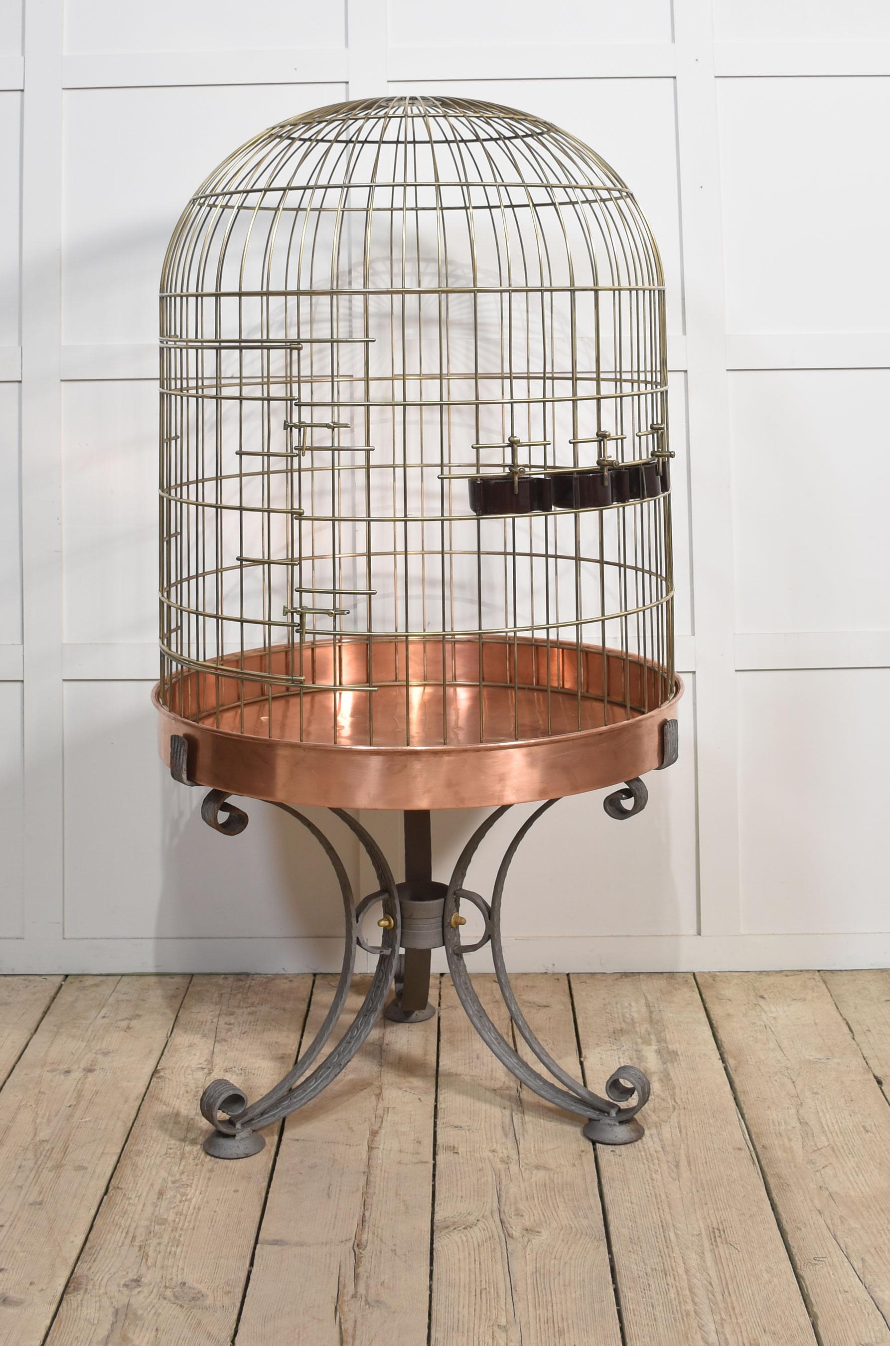 Importante volière en laiton, composée d'une cage en forme de dôme avec un fond en cuivre, soutenue par un cadre en fer forgé.
Dimensions
Hauteur 68 pouces
Largeur 31,5 pouces
Profondeur 31,5 pouces

Dimensions de la cage
Hauteur 44 pouces
Largeur