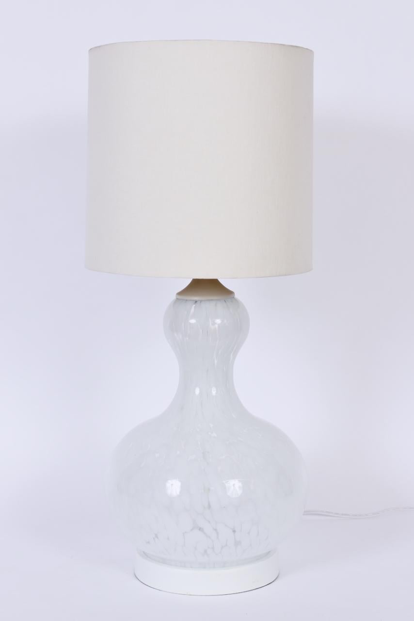 Sustancial Lámpara de sobremesa de cristal de Murano blanco moteado Carlo Nason para Mazzega, años 70 Moderno en venta