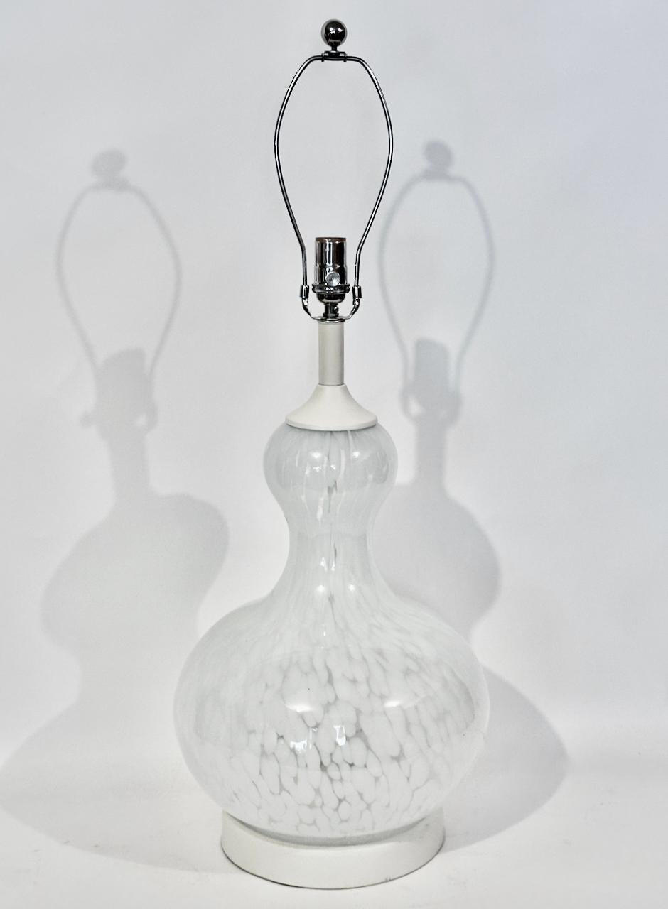 Sustancial Lámpara de sobremesa de cristal de Murano blanco moteado Carlo Nason para Mazzega, años 70 en Bueno estado para la venta en Bainbridge, NY