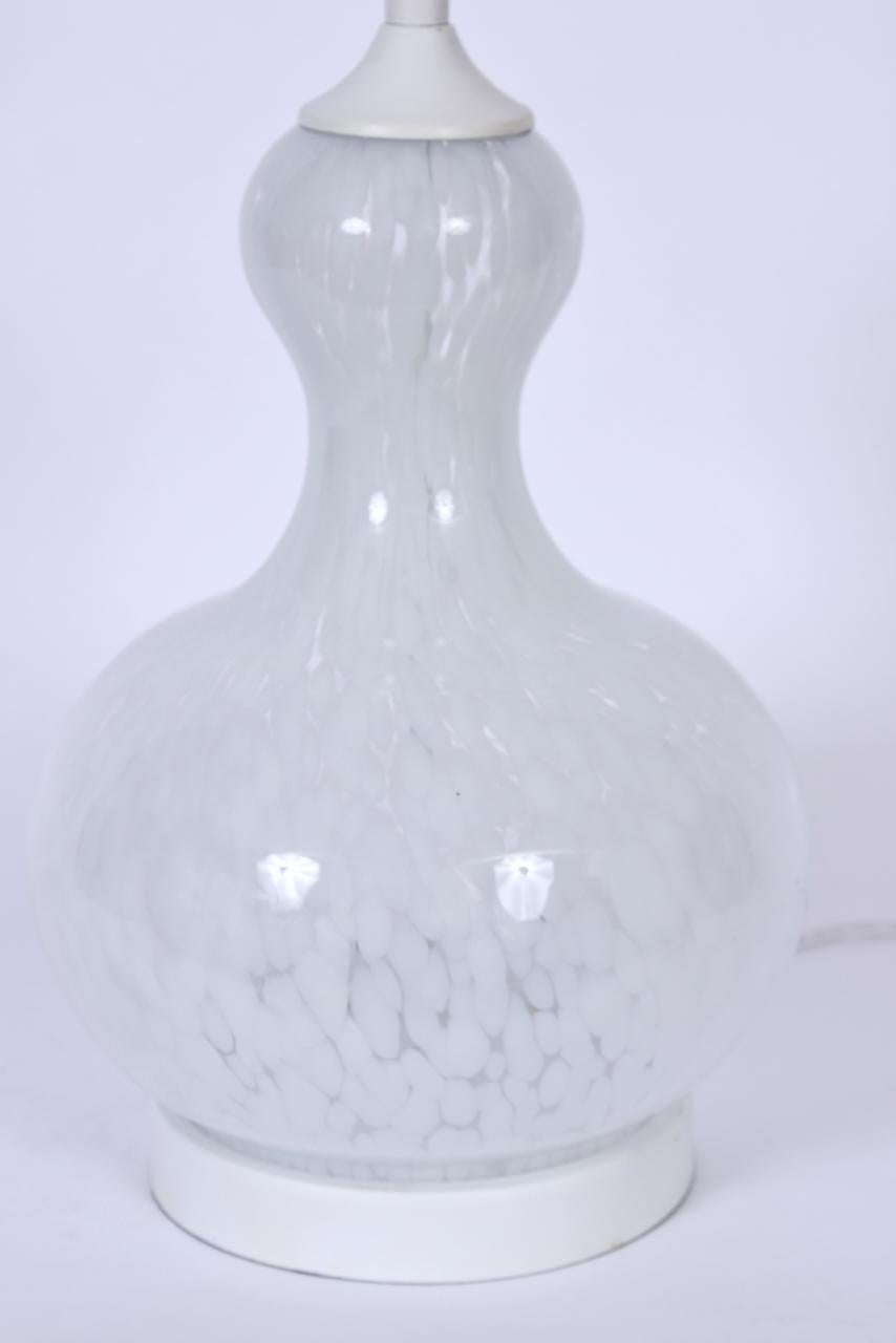 Sustancial Lámpara de sobremesa de cristal de Murano blanco moteado Carlo Nason para Mazzega, años 70 en venta 1