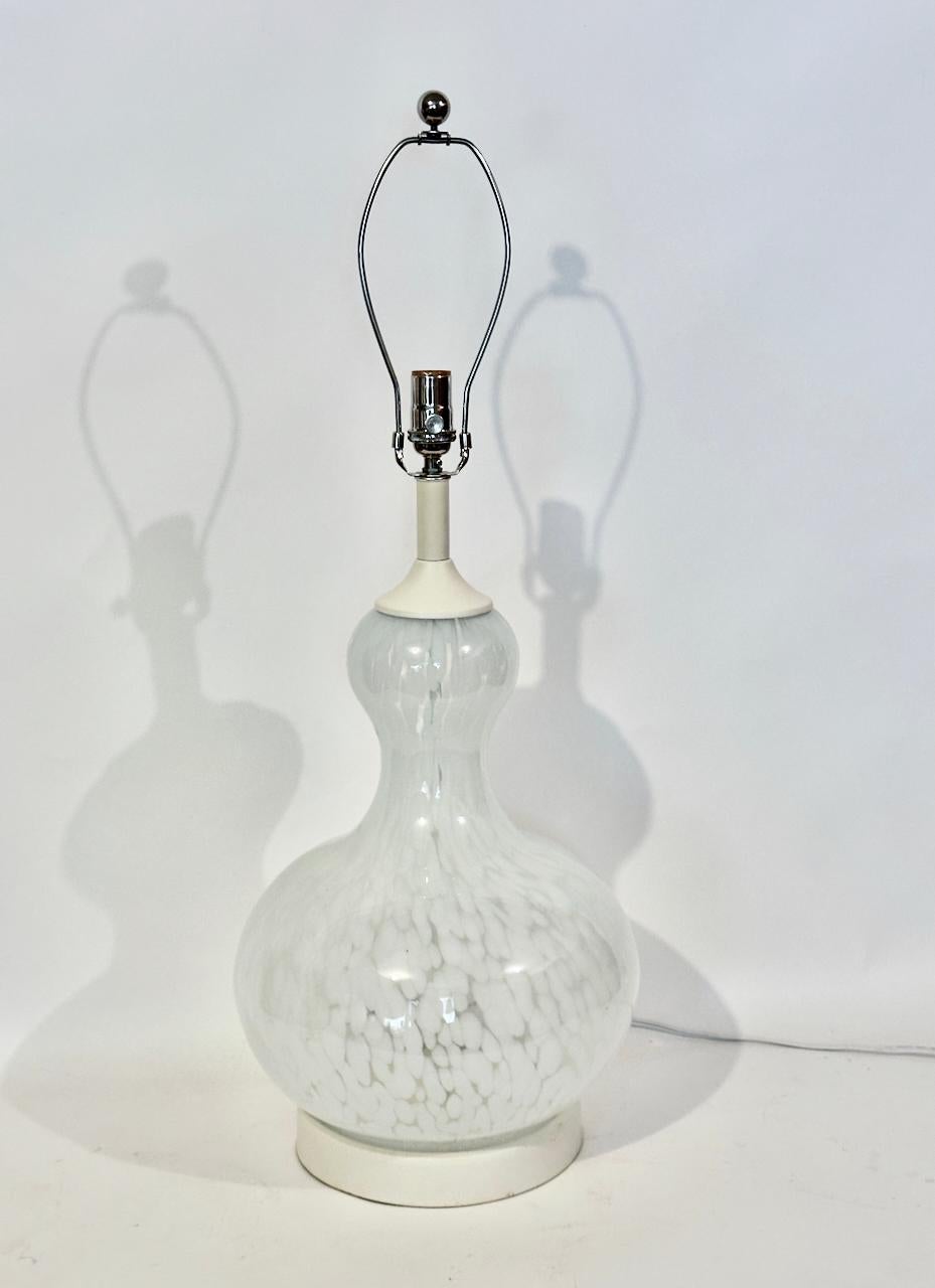 Sustancial Lámpara de sobremesa de cristal de Murano blanco moteado Carlo Nason para Mazzega, años 70 Italiano en venta
