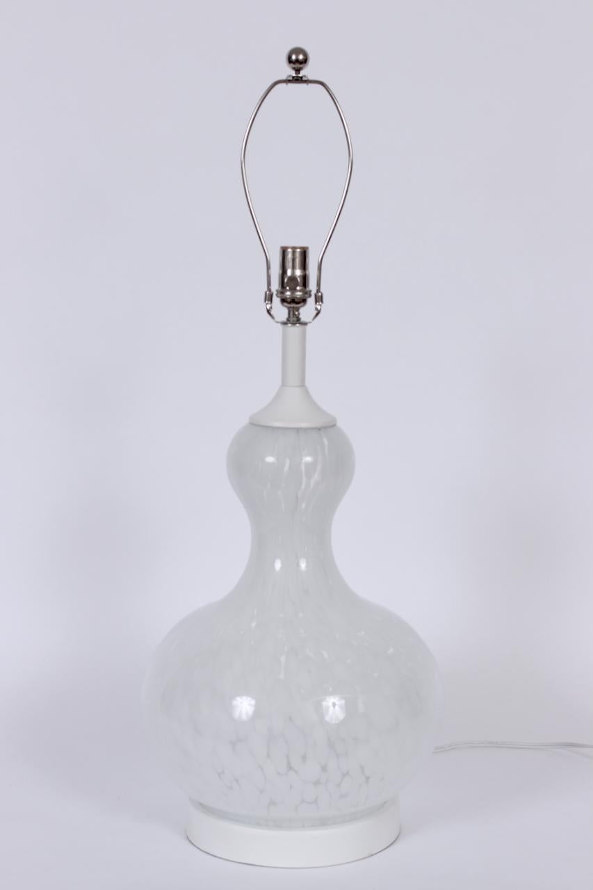 Sustancial Lámpara de sobremesa de cristal de Murano blanco moteado Carlo Nason para Mazzega, años 70 siglo XX en venta