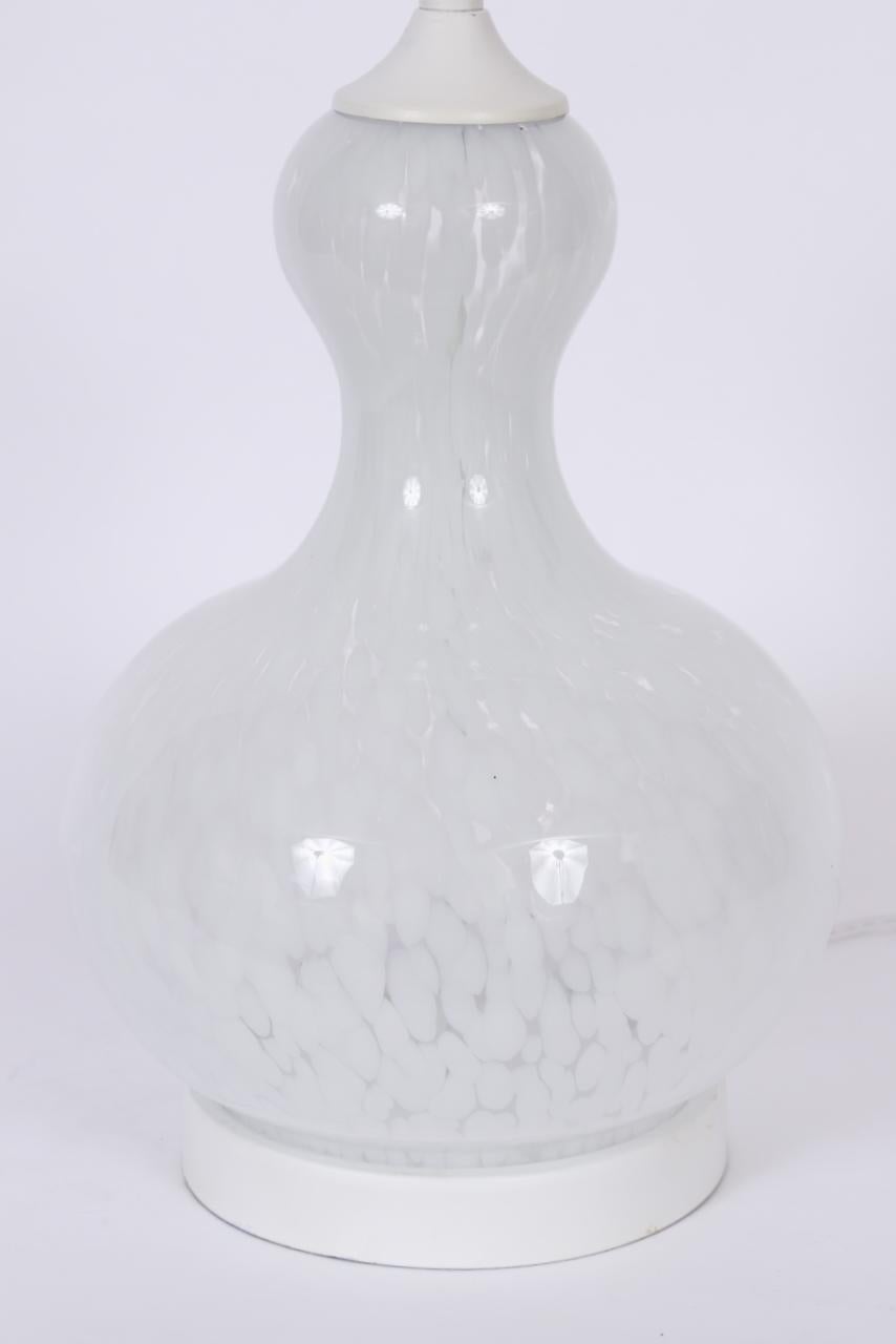 Sustancial Lámpara de sobremesa de cristal de Murano blanco moteado Carlo Nason para Mazzega, años 70 Cristal de Murano en venta