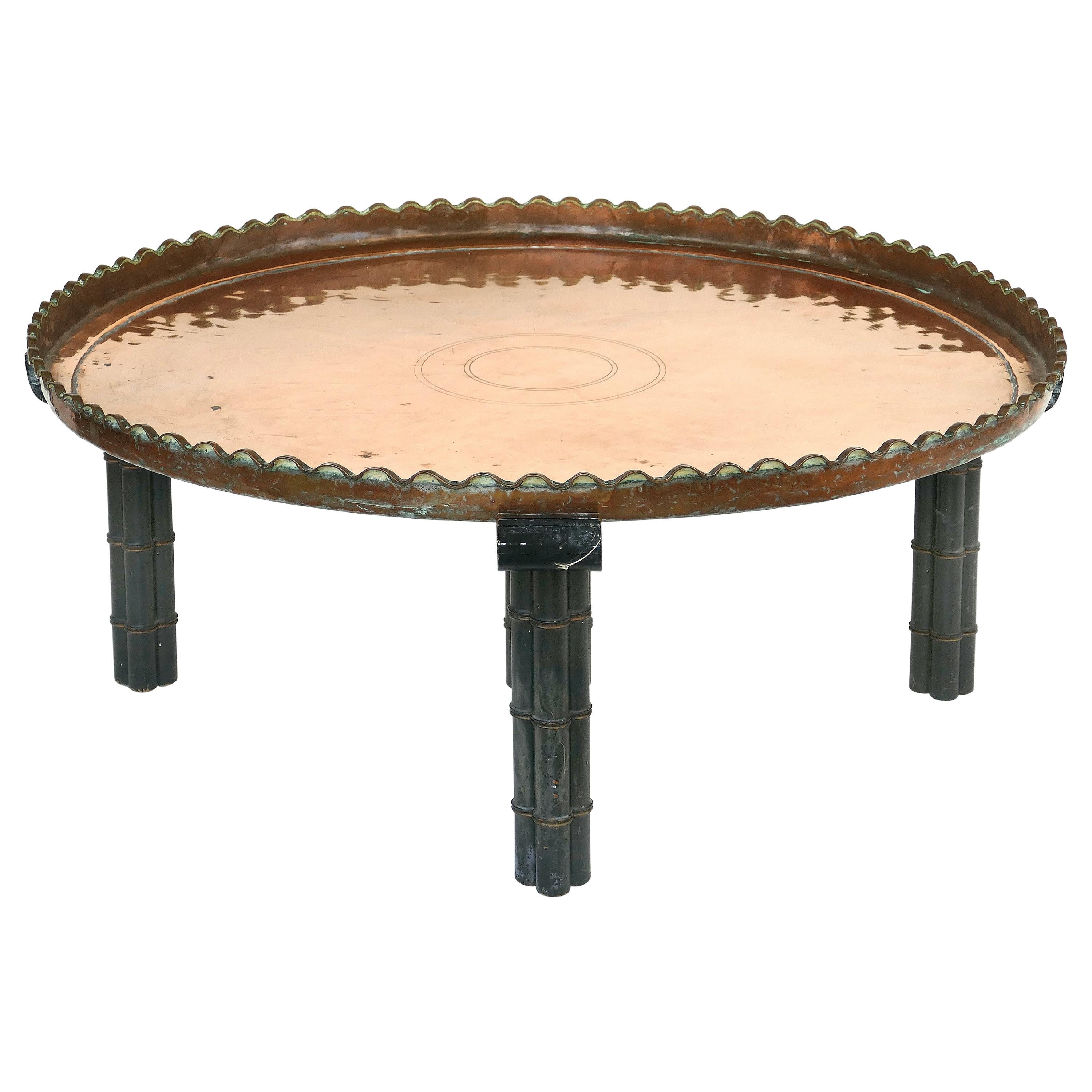 Kupfertablett-Tisch auf Holzständer, beeindruckend