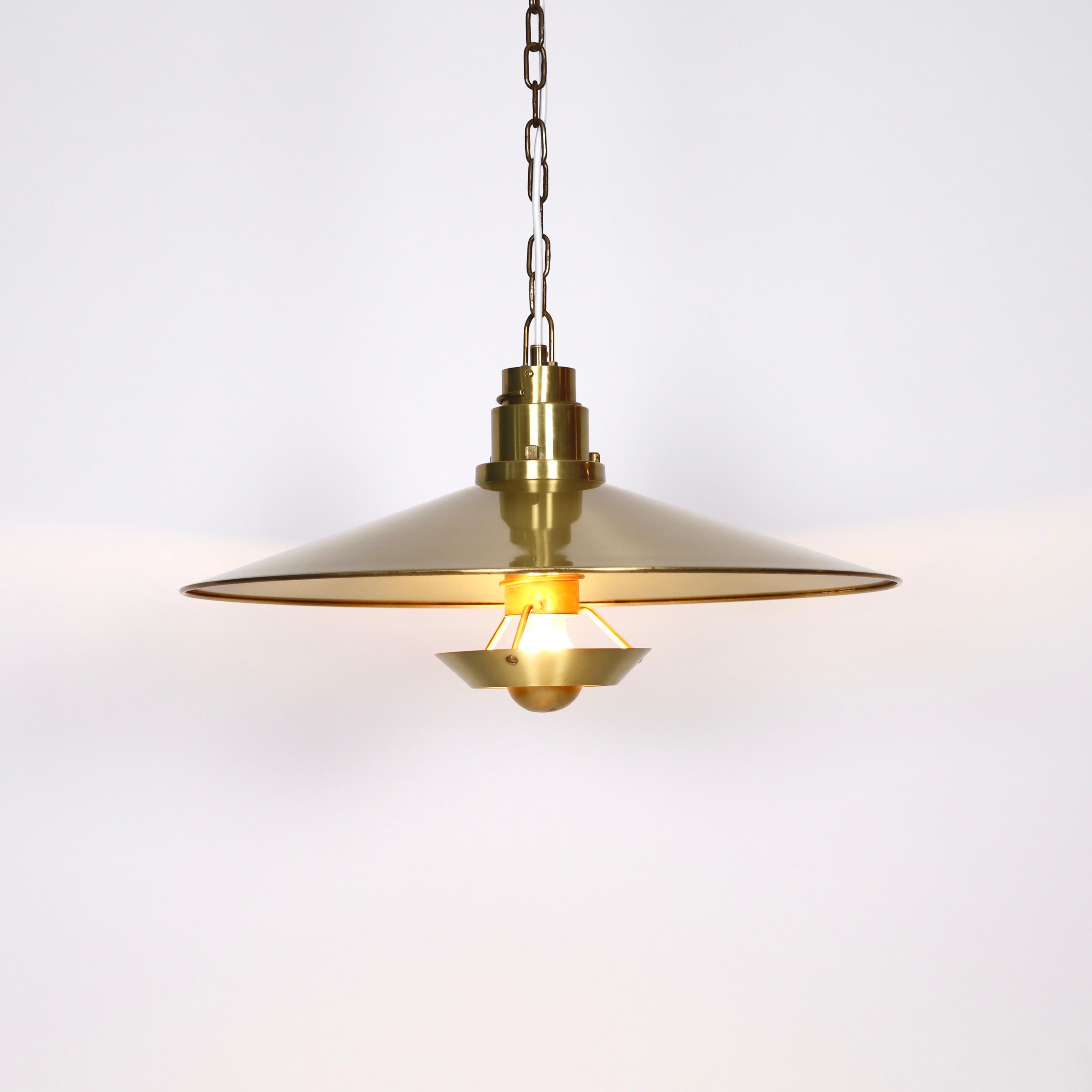 Grande lampada a sospensione in ottone realizzata da Fog & Mørup negli anni '60. Una rata sostanziosa per un luogo squisito. 

* Una lampada a sospensione in ottone con posizionamento regolabile della lampadina e dell'accecatore
* Design/One: