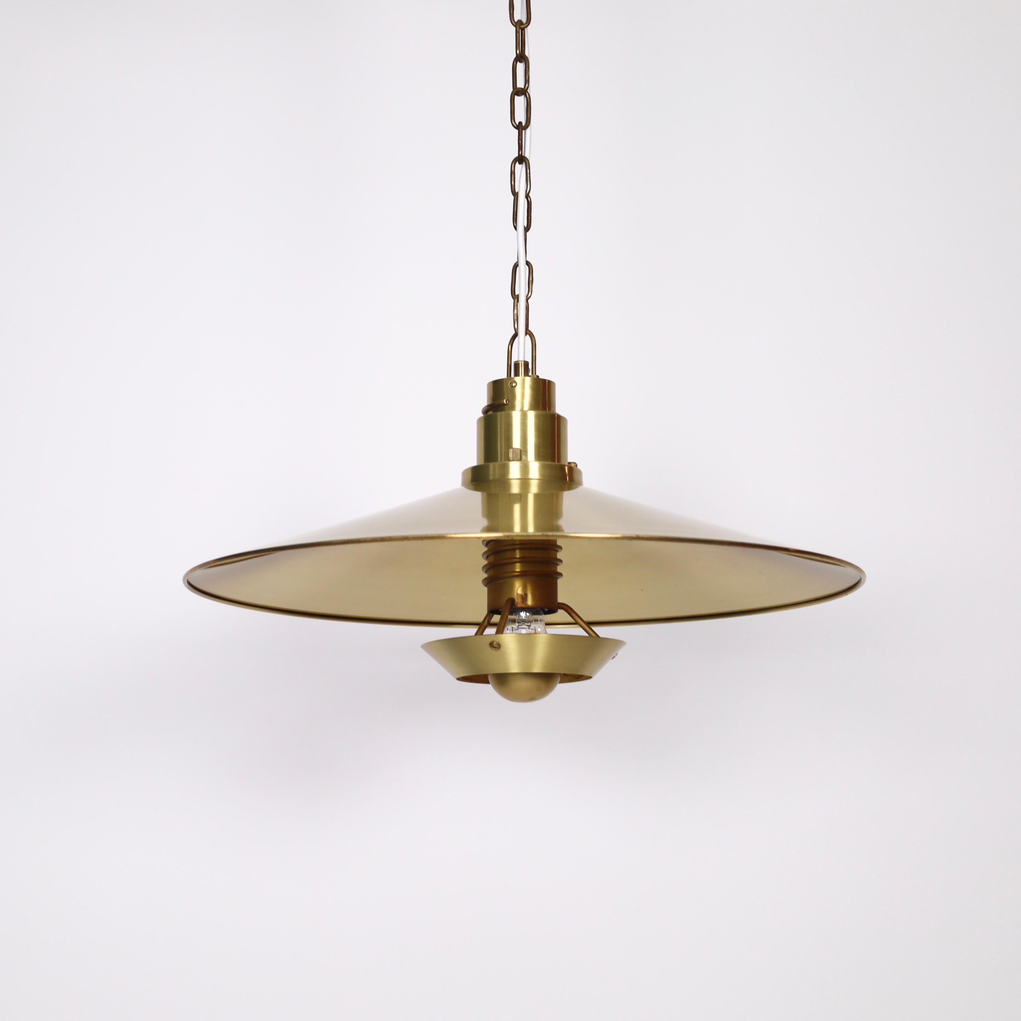 Metà XX secolo Sostanziosa lampada a sospensione danese moderna in ottone di Fog and Morup, anni '60, Danimarca in vendita