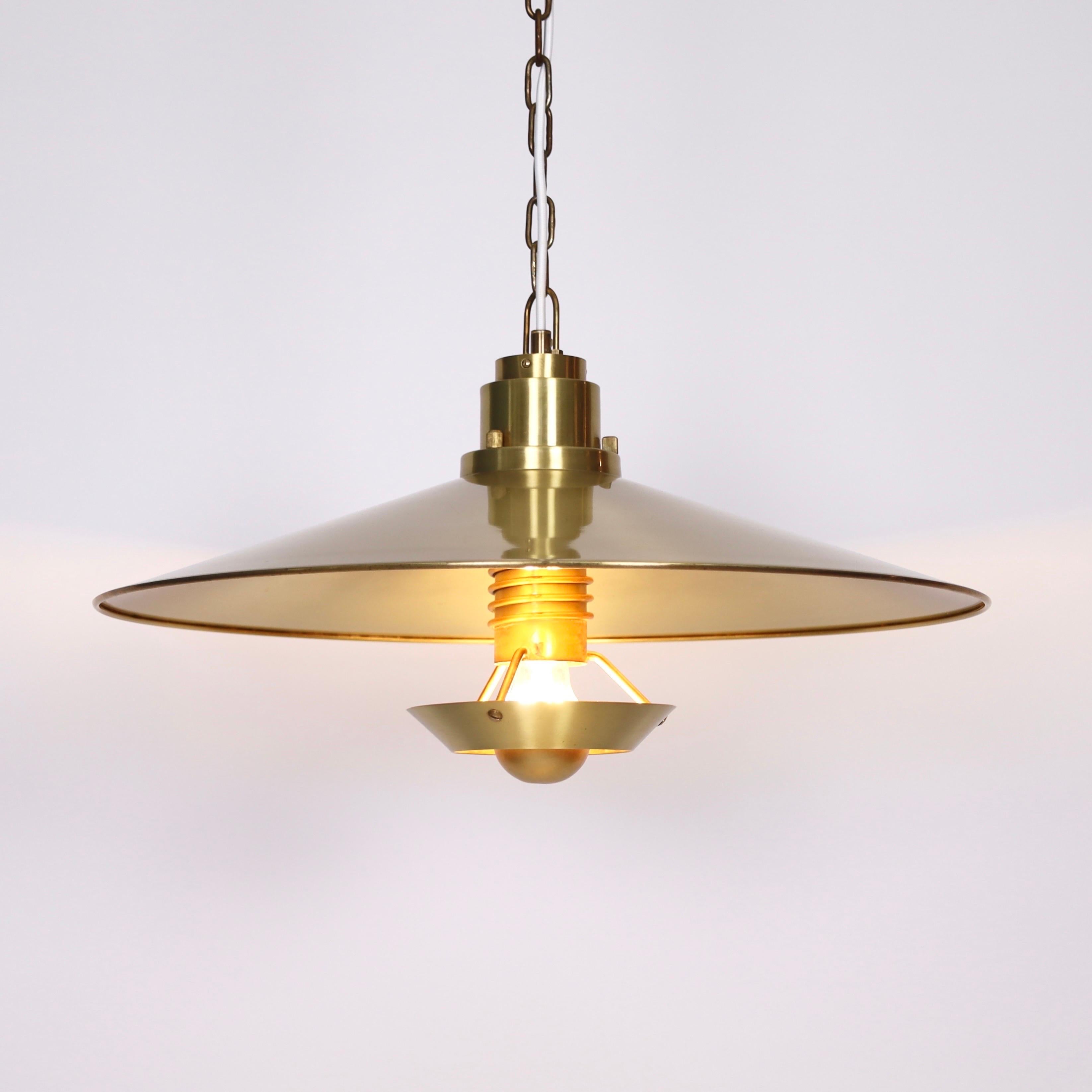 Metallo Sostanziosa lampada a sospensione danese moderna in ottone di Fog and Morup, anni '60, Danimarca in vendita
