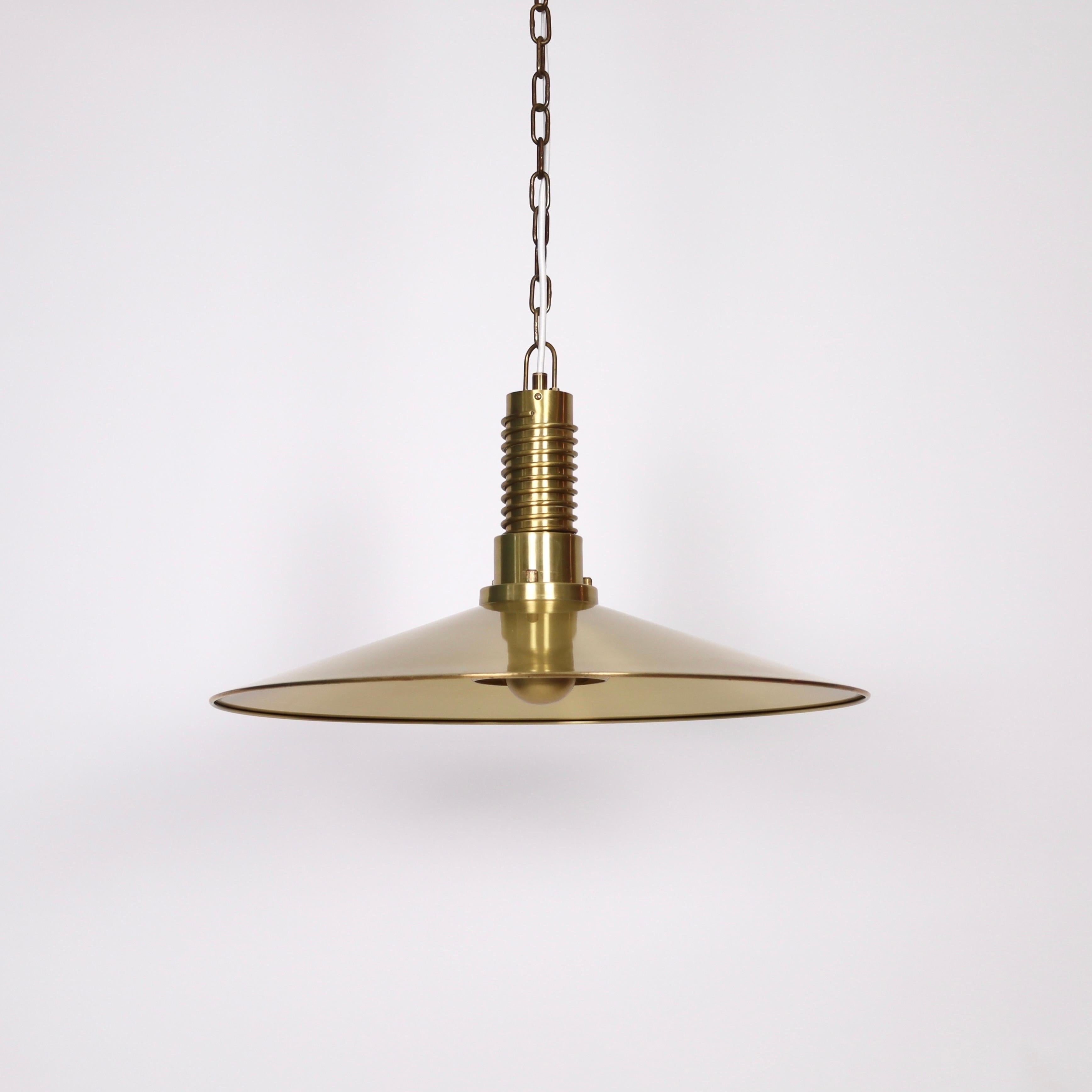 Sostanziosa lampada a sospensione danese moderna in ottone di Fog and Morup, anni '60, Danimarca in vendita 1