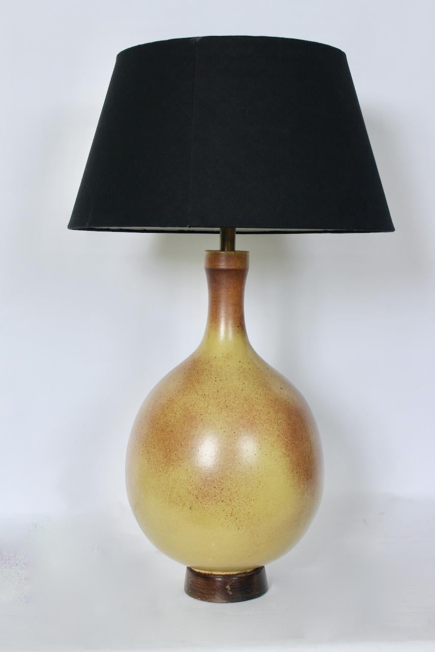 Large California Modern David Cressey speckled pottery table lamp, 1960s. Featuring a handcrafted smoothly speckled two tone bulbous glazed stoneware form, with earthen base Pale Olive, (Pantone 4515) with Umber Rust (Pantone 876) flecked coloration