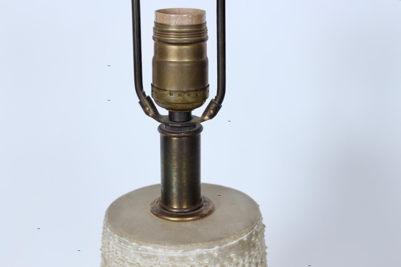 Substantielle lampe de bureau design-technique émaillée crème chaude et poterie texturée, années 1950 en vente 2