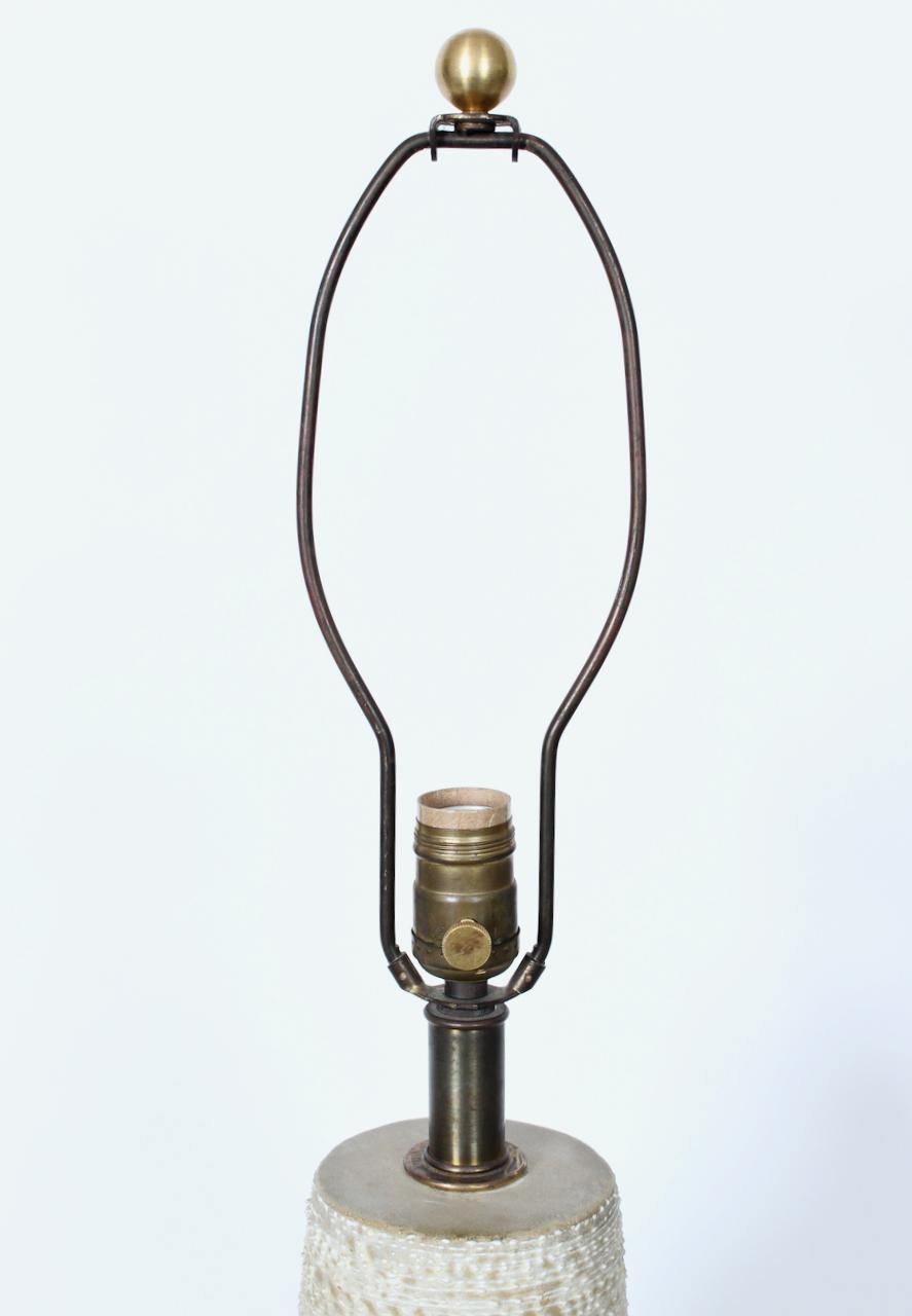 Substantielle lampe de bureau design-technique émaillée crème chaude et poterie texturée, années 1950 en vente 3