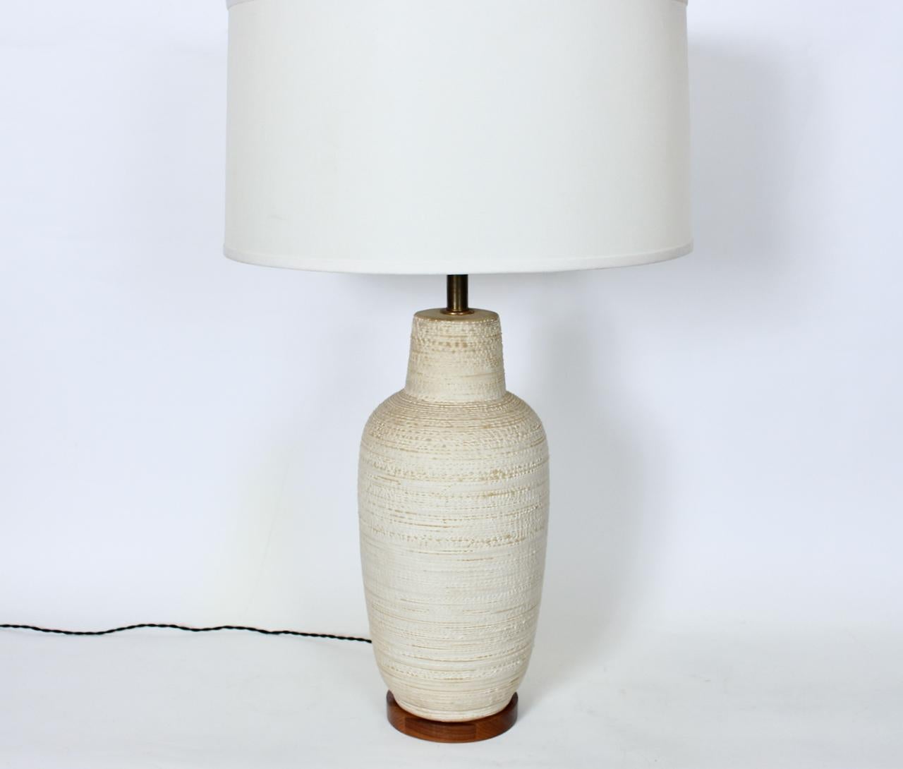 Substantielle lampe de bureau design-technique émaillée crème chaude et poterie texturée, années 1950 en vente 11
