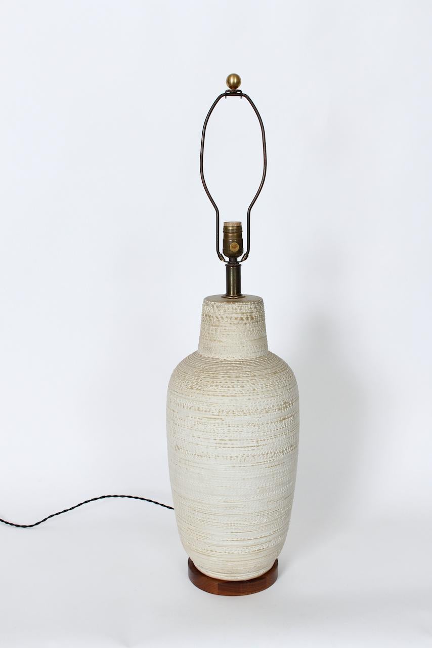Mid-Century Modern Substantielle lampe de bureau design-technique émaillée crème chaude et poterie texturée, années 1950 en vente