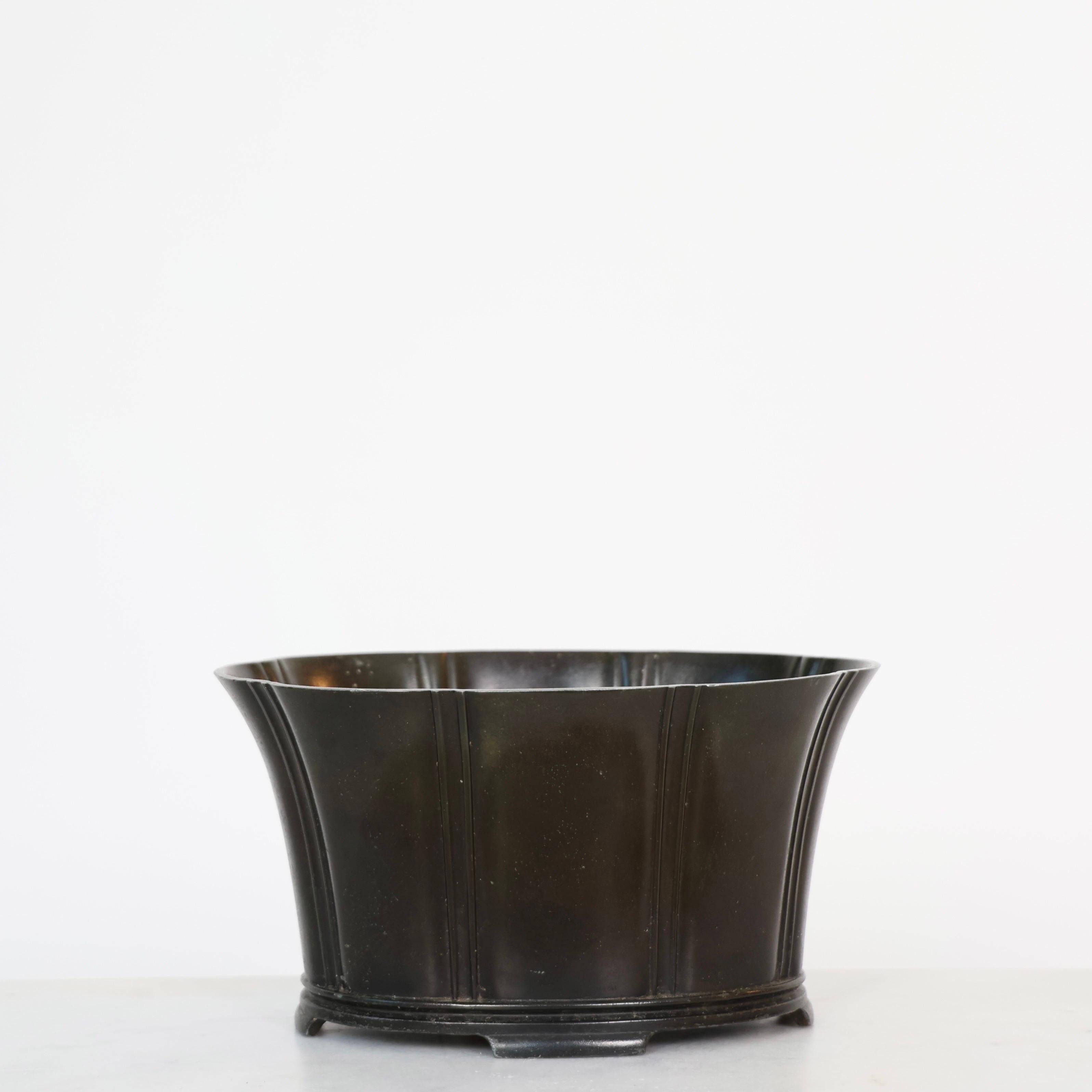 Pièce maîtresse Jardinière conçue par Just Andersen au début des années 1940. 

* Bol ovale Diskometal / jardinière 
* Designer : Just Andersen
* Modèle : D2321
* Année : 1942
* Condition : Bon état vintage. Gravure des marqueurs intacte. Le