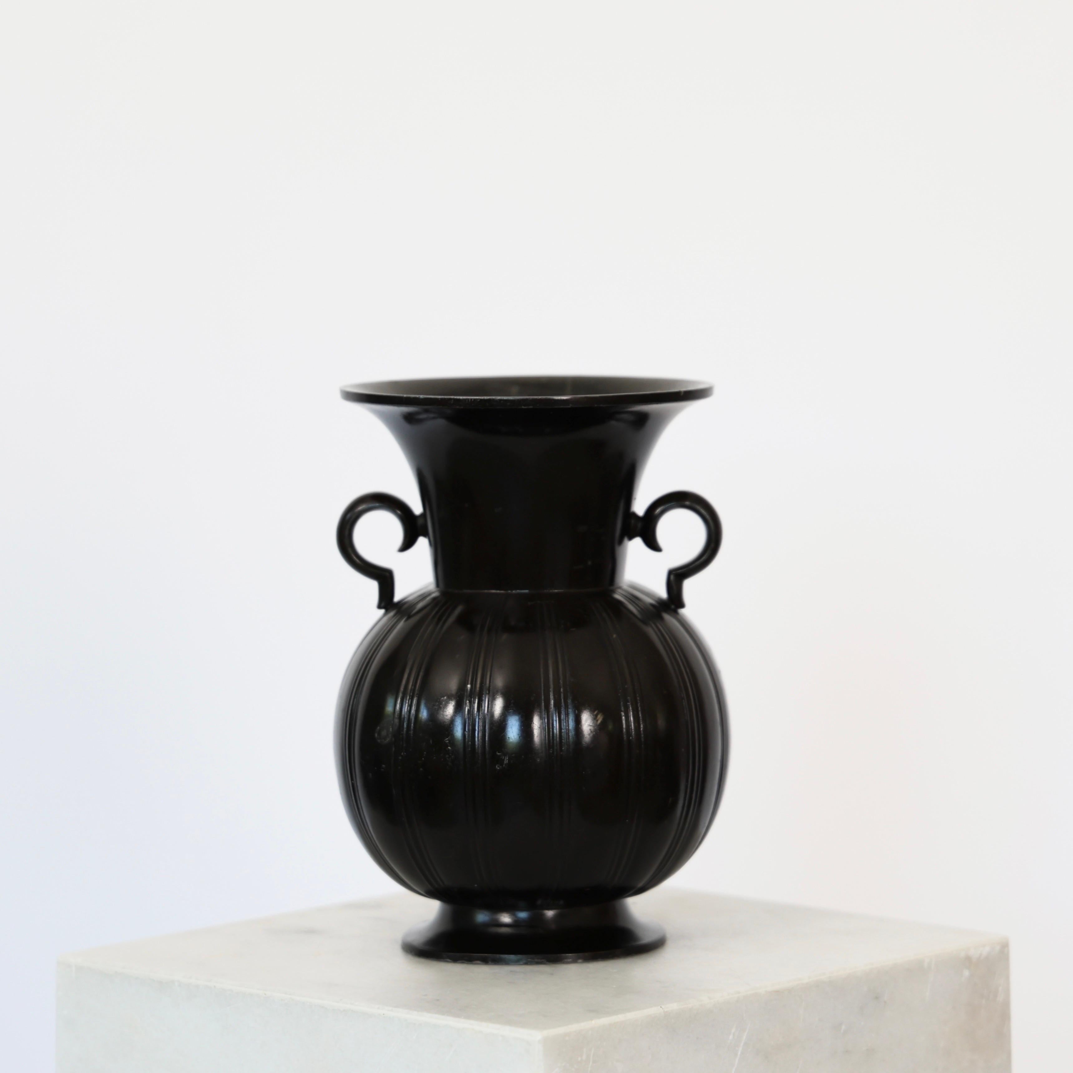 Beeindruckende Diskometal-Vase im Amphora-Stil, entworfen von Just Andersen in den 1930er Jahren.

* Substanzielle Amphora-Vase aus Diskometall mit Stollen 
* Designer: Just Andersen
* Modell: D1925
* Jahr: 1937
* Zustand: Guter Vintage-Zustand. Die