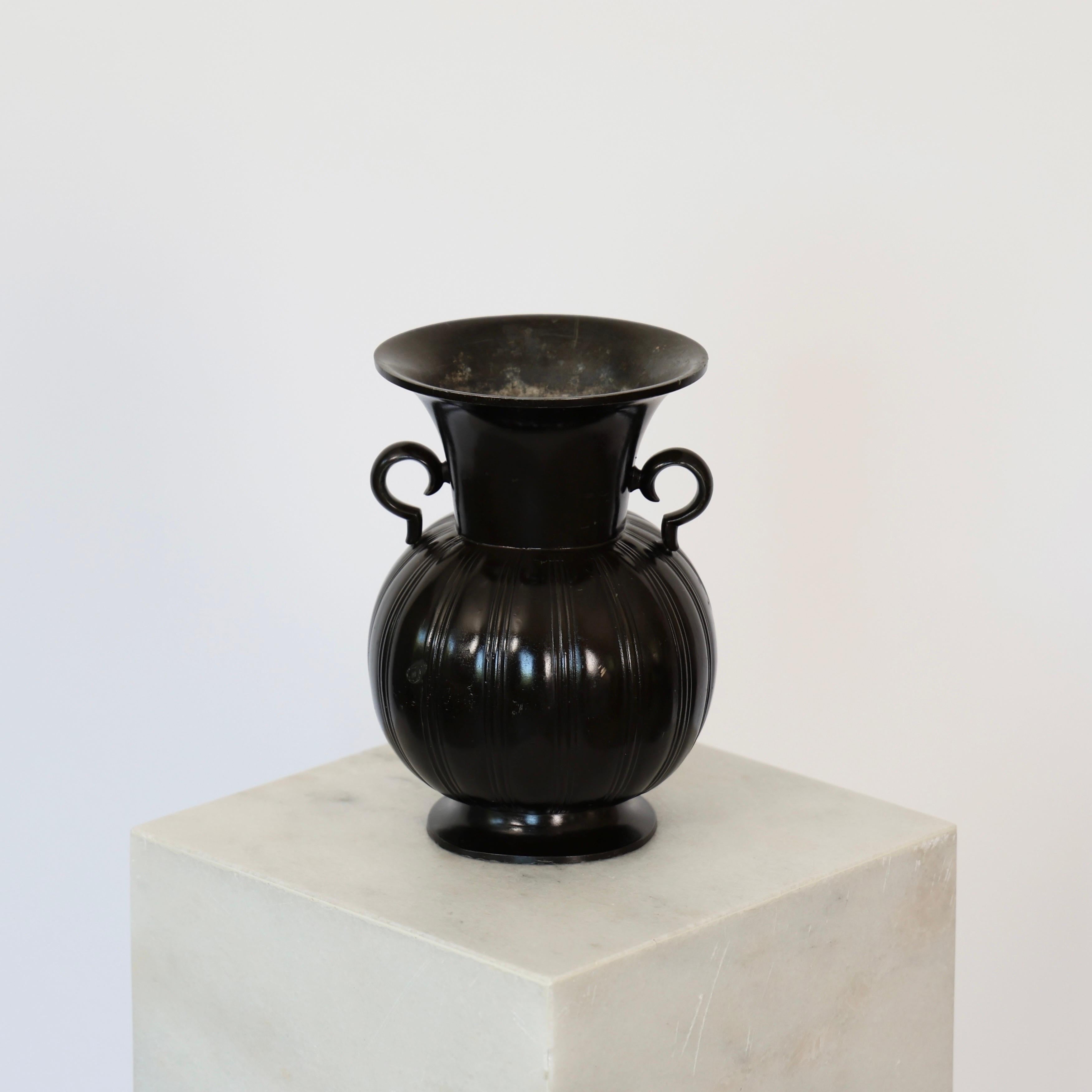 Bemerkenswerte Diskometallvase von Just Andersen, 1930er Jahre, Dänemark (Art déco) im Angebot
