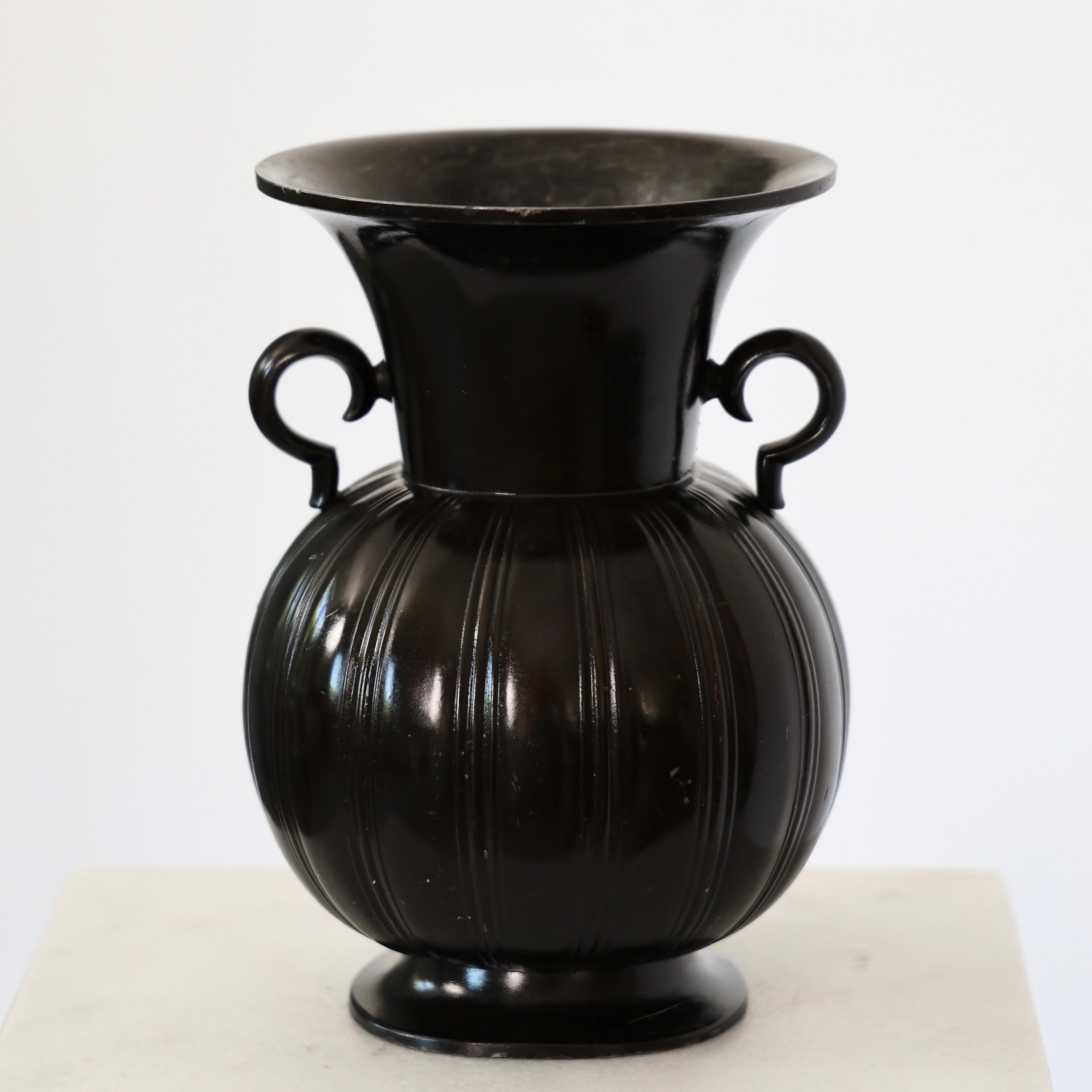 Bemerkenswerte Diskometallvase von Just Andersen, 1930er Jahre, Dänemark im Zustand „Gut“ im Angebot in Værløse, DK