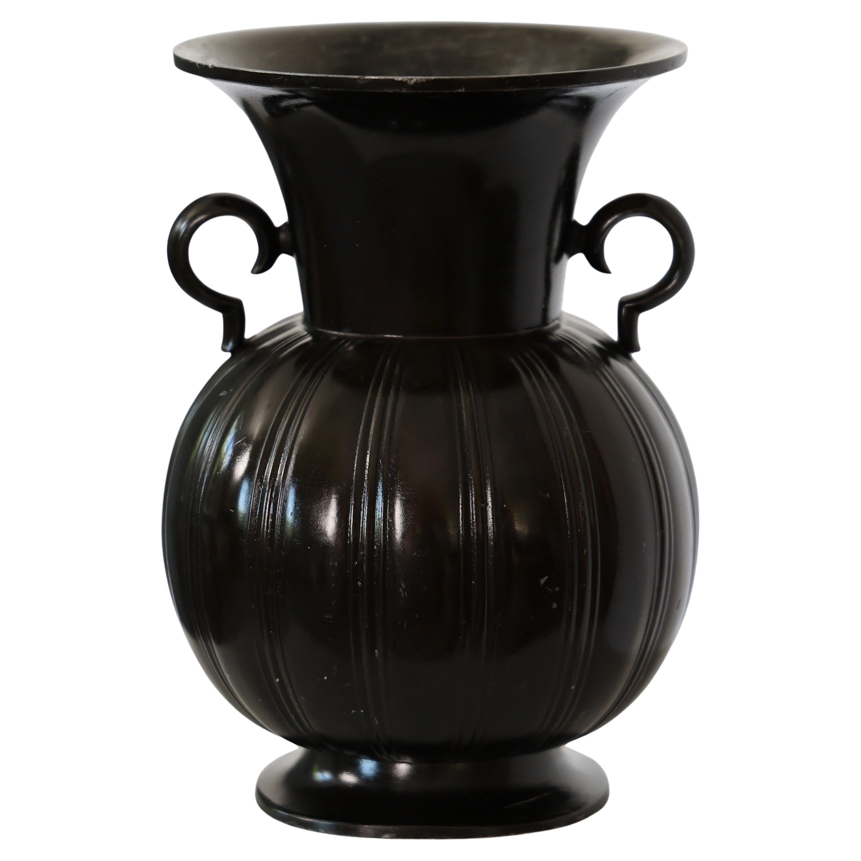 Bemerkenswerte Diskometallvase von Just Andersen, 1930er Jahre, Dänemark im Angebot