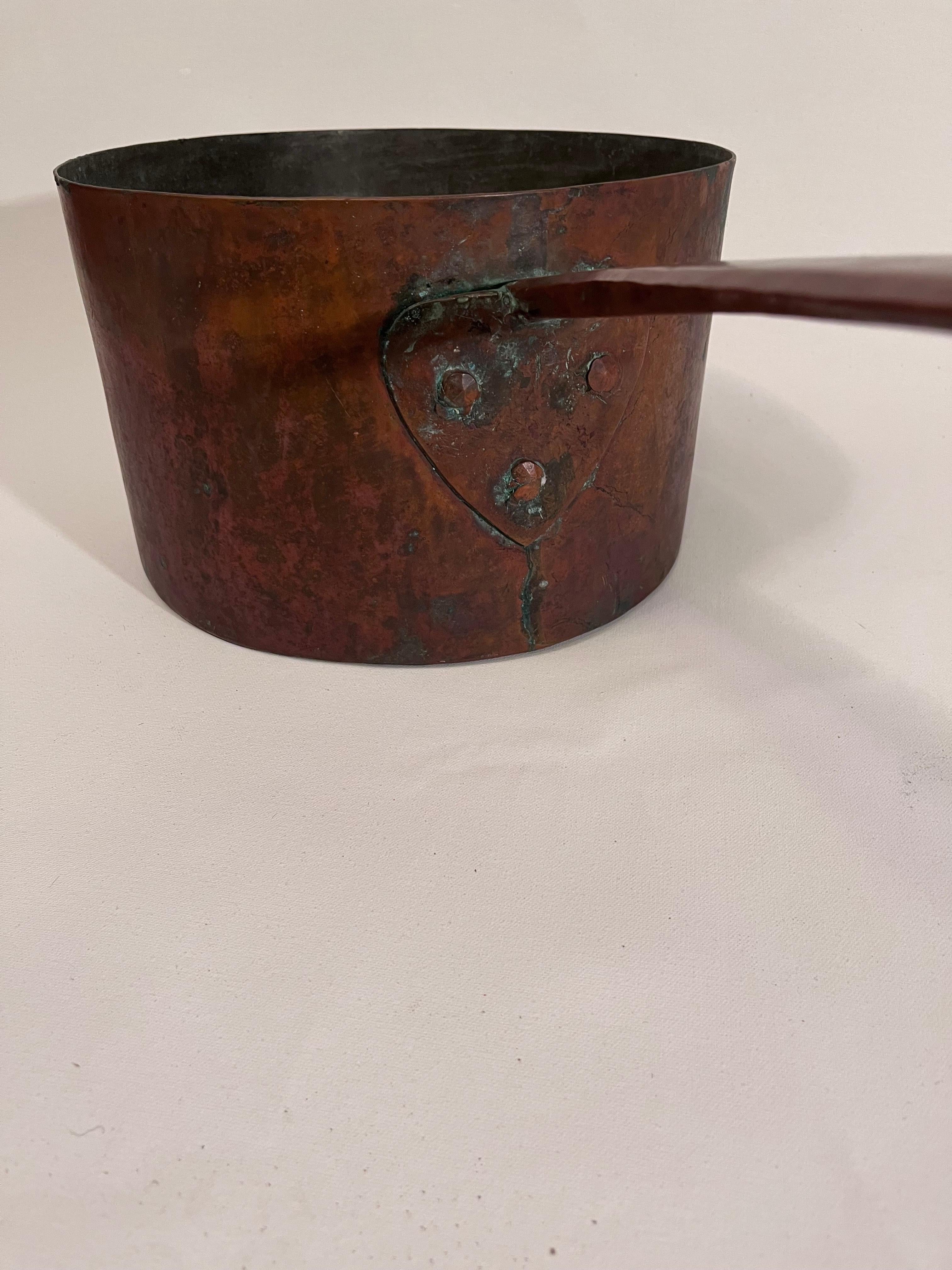 Substanzielle frühen 19. Jahrhundert Pennsylvania primitive große Kupfer Küche Topf (Graviert) im Angebot