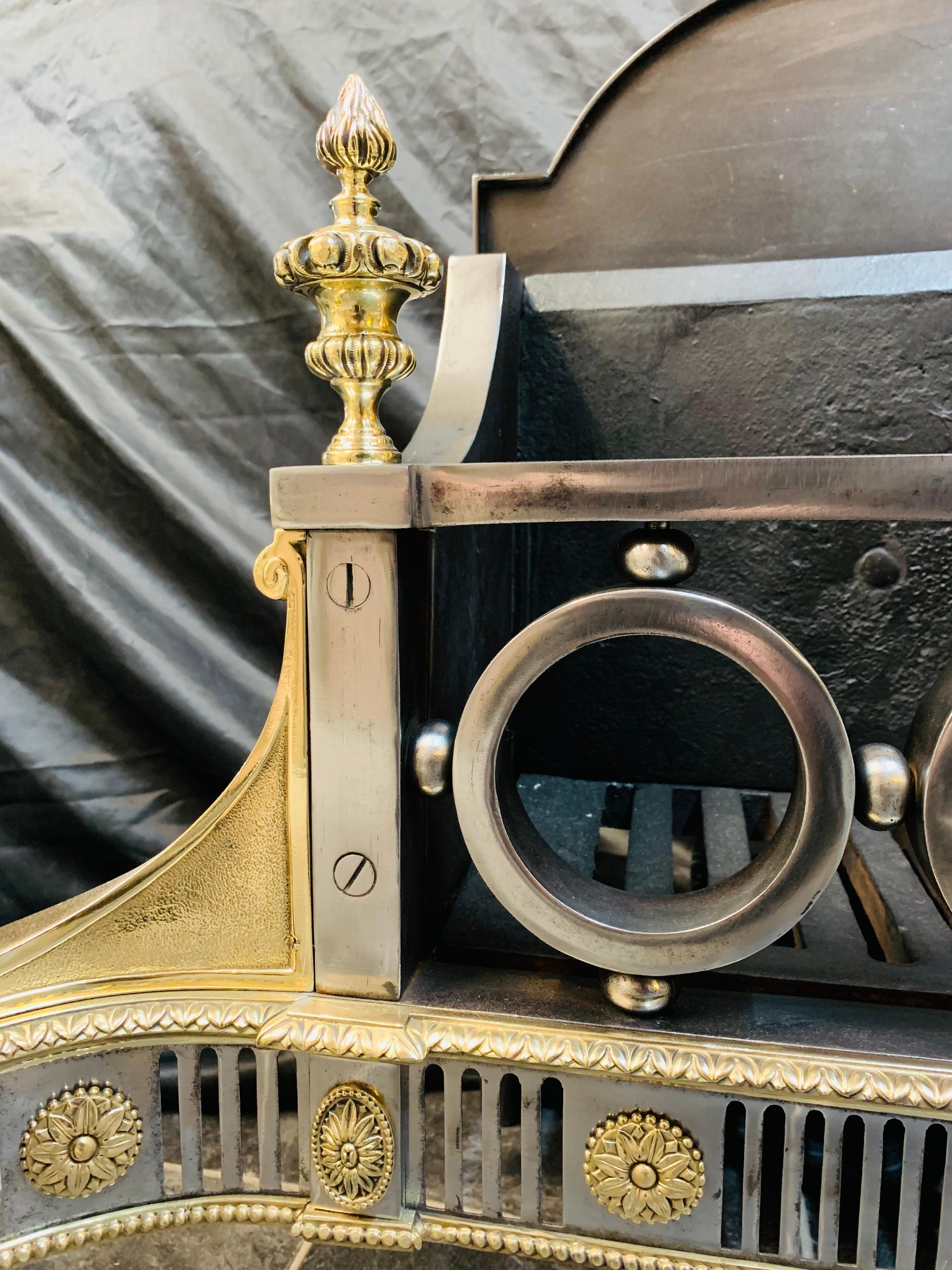 Anglais Importante corbeille à feu en laiton et acier de style Régence du début du 19e siècle en vente