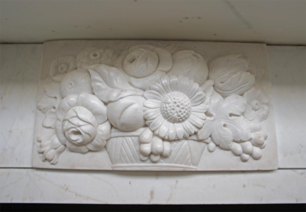 Substantial Early Victorian Statuary Marble Fireplace Surround For Sale 2