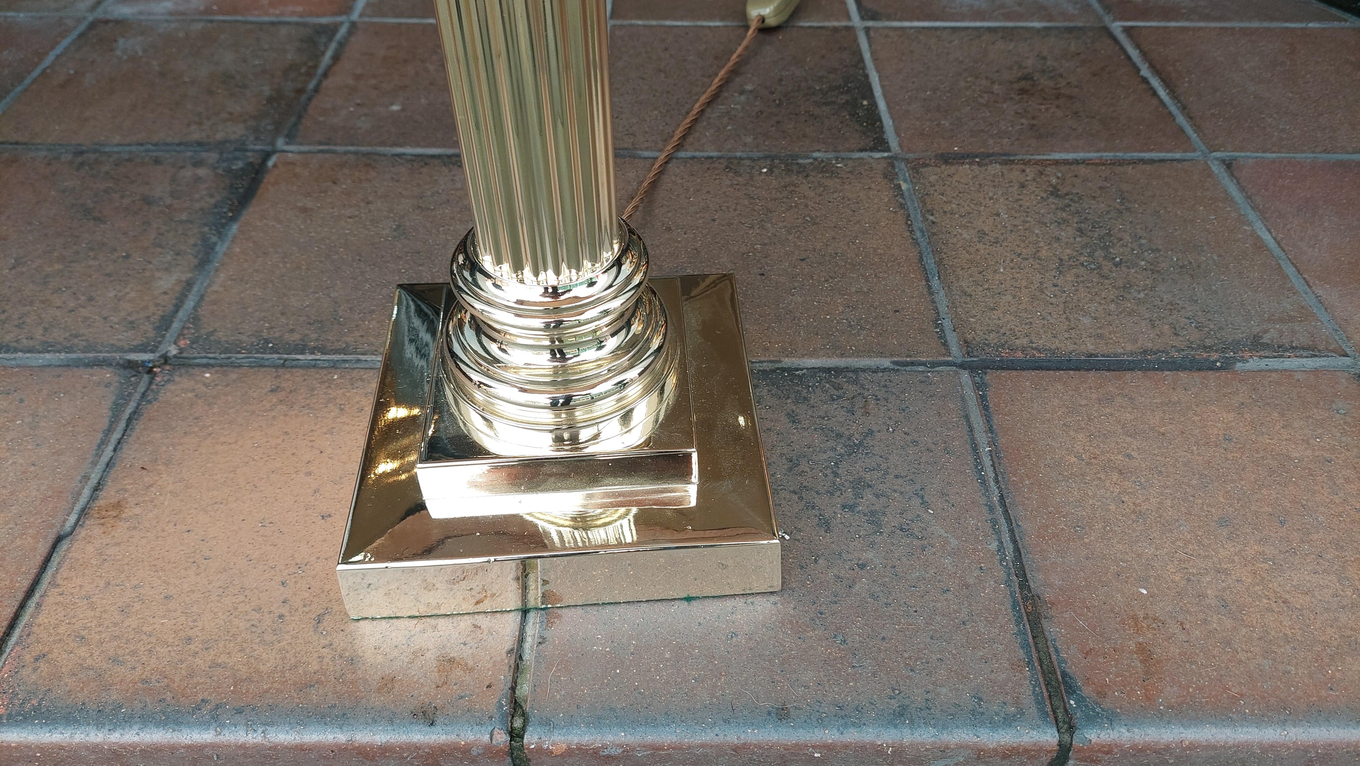 Substantial Edwardian Brass Corinthian Column Table Lamp with stepped platform base - 18