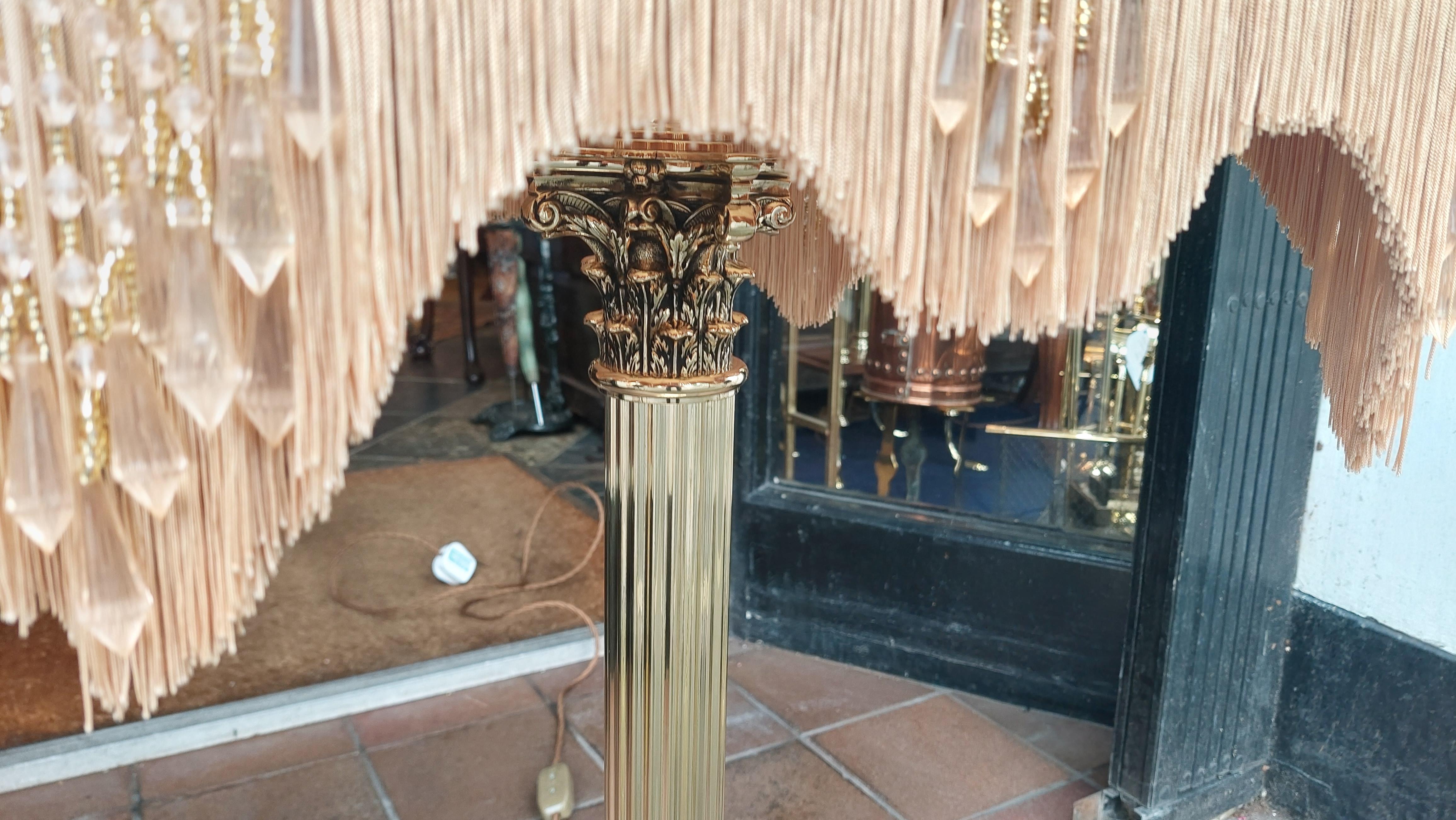 Anglais Importante lampe de table à colonne corinthienne en laiton de l'époque édouardienne