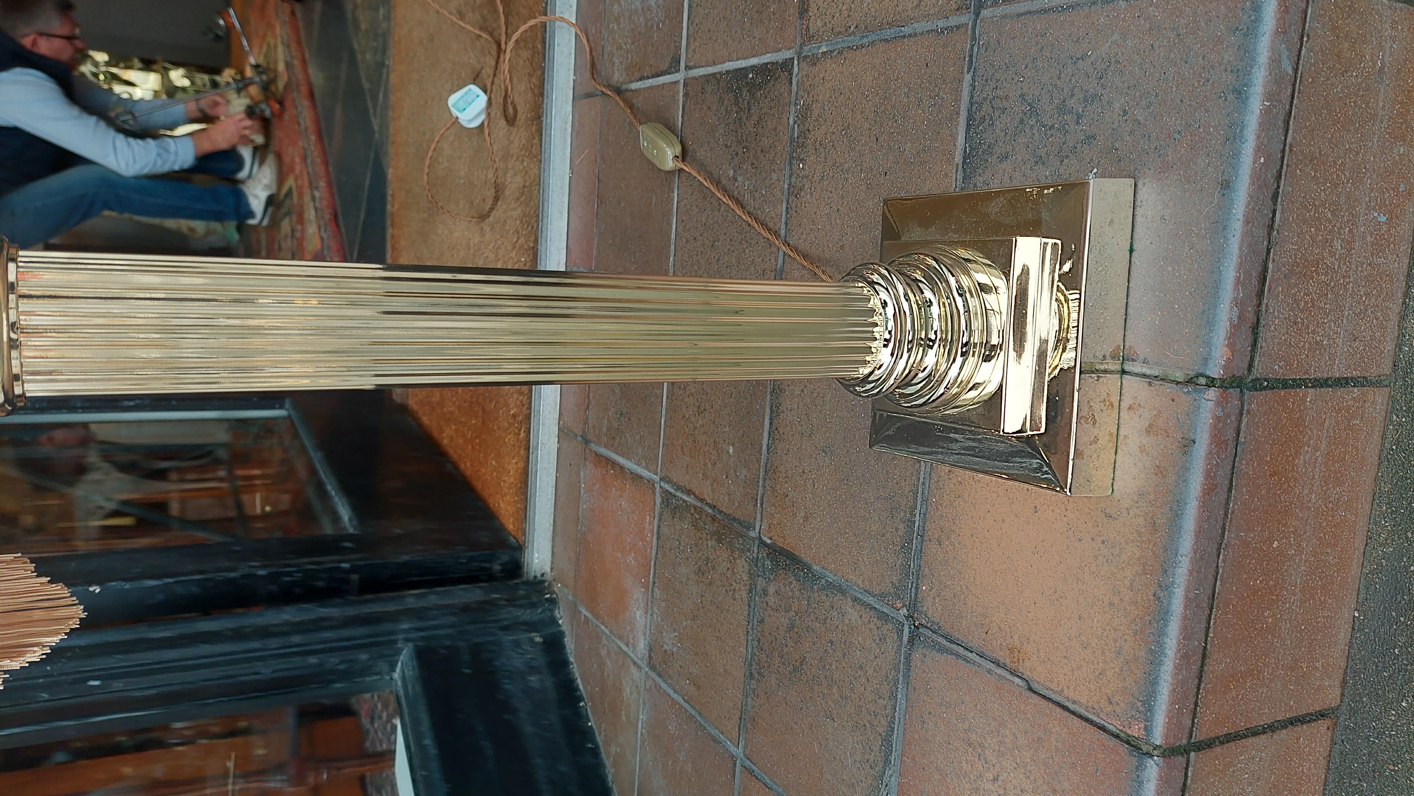 20ième siècle Importante lampe de table à colonne corinthienne en laiton de l'époque édouardienne