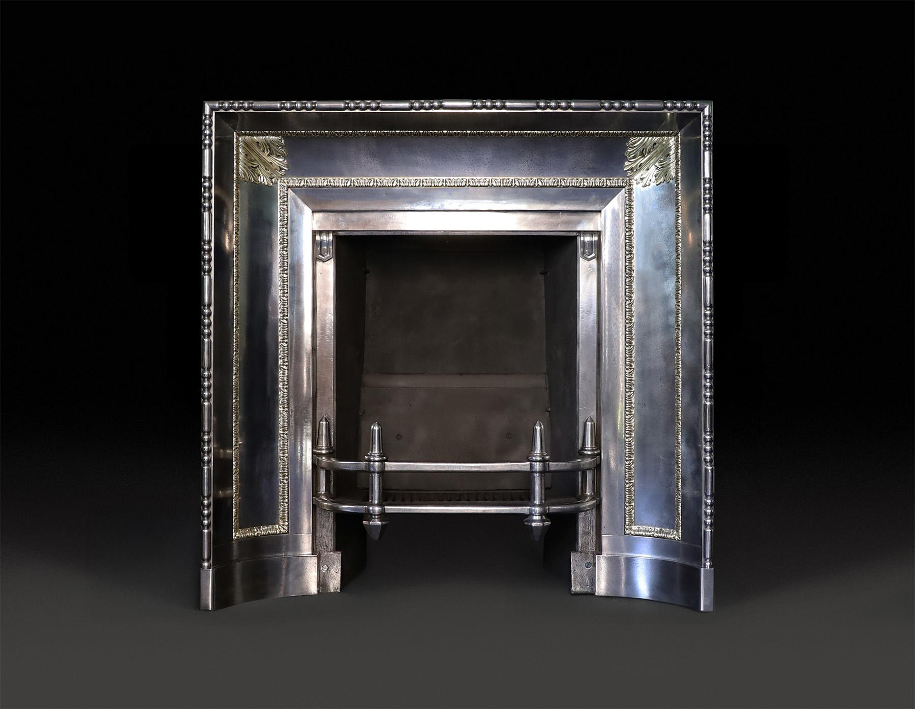 Una importante rejilla de registro inglesa de acero pulido. El marco frontal está formado por una estructura de hierro sobrepuesta de chapa de acero. La moldura frontal curvada en inglete tiene paneles acampanados enmarcados con molduras de hojas de