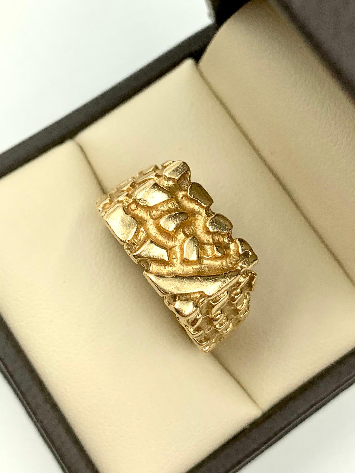 Anello con pepita d'oro di proprietà in oro giallo 14K Disegnato a forma di pepita d'oro naturalistica.
1970's
Oro giallo massiccio 14 carati di eccellente qualità, con una bella patina e dettagli distintivi.  È adatto sia per gli uomini che per le