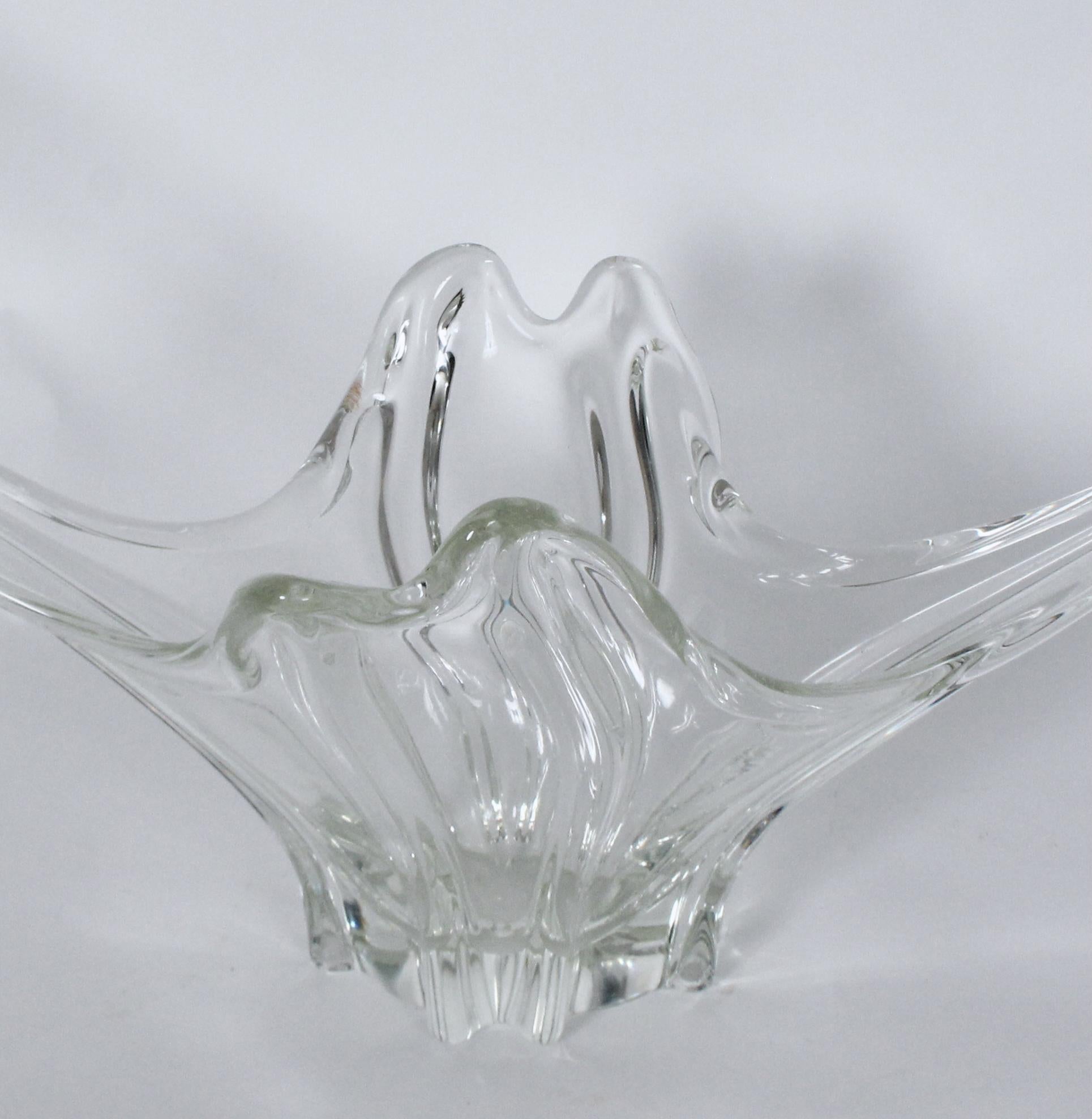 Sustancial Recipiente de Cristal de Plomo Transparente Estilo Daum Francés en forma de Cola de Golondrina en venta 4