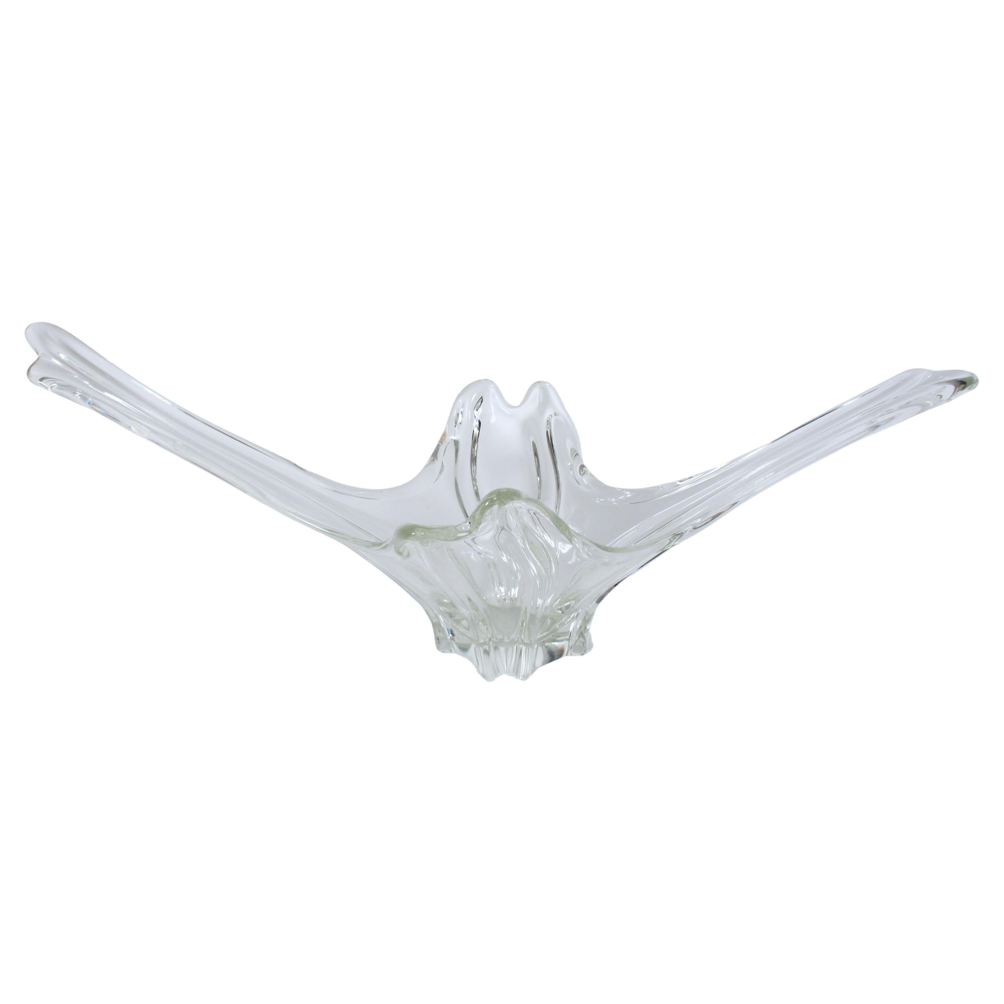 Tazón de centro de mesa de cristal de plomo transparente esculpido al estilo Daum. Presenta una forma de Cristal transparente, alargada y hecha a mano, con una base central pulida y equilibrada (5,25 x 4,5) y extensiones ornamentales en forma de