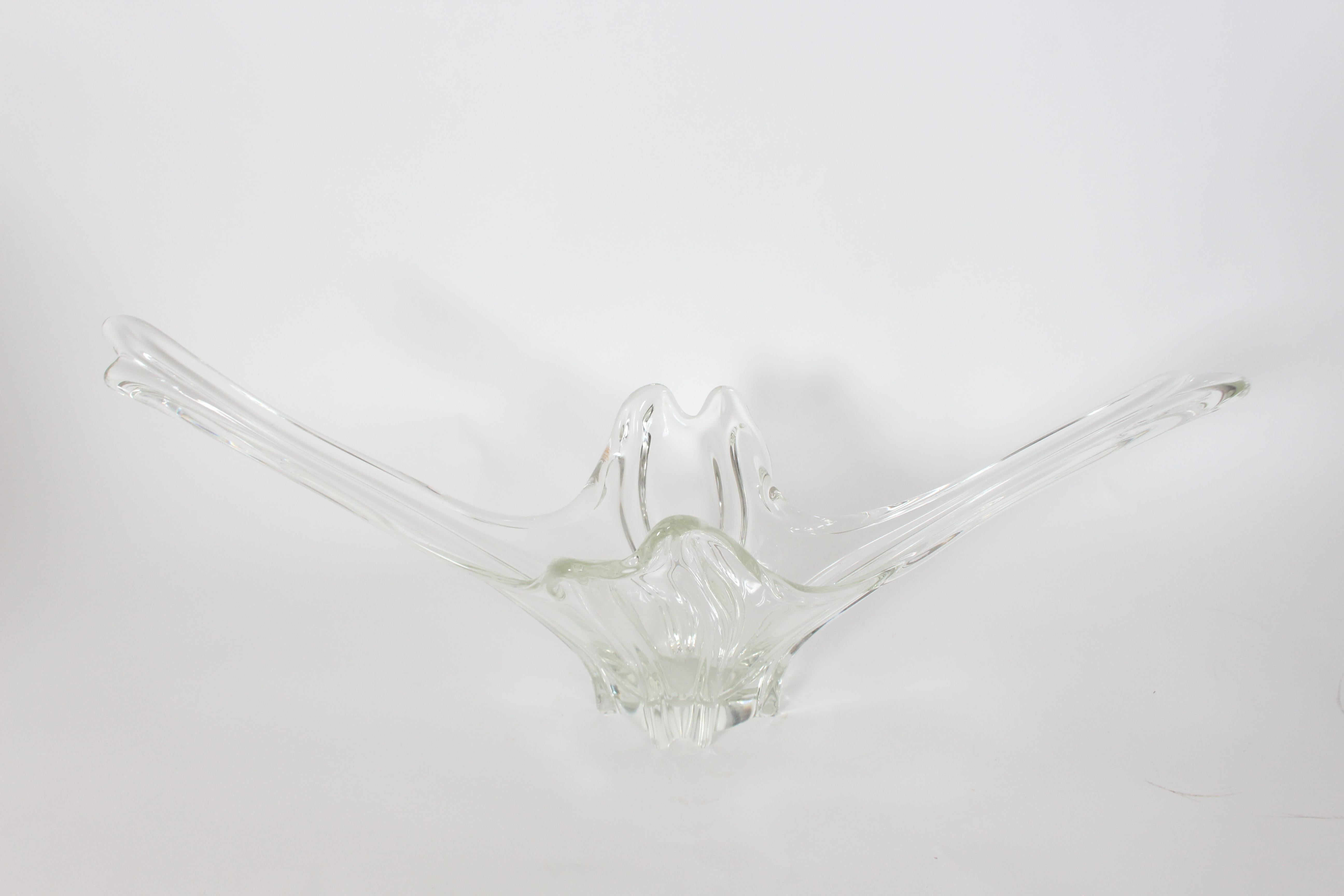 Sustancial Recipiente de Cristal de Plomo Transparente Estilo Daum Francés en forma de Cola de Golondrina Moderno de mediados de siglo en venta