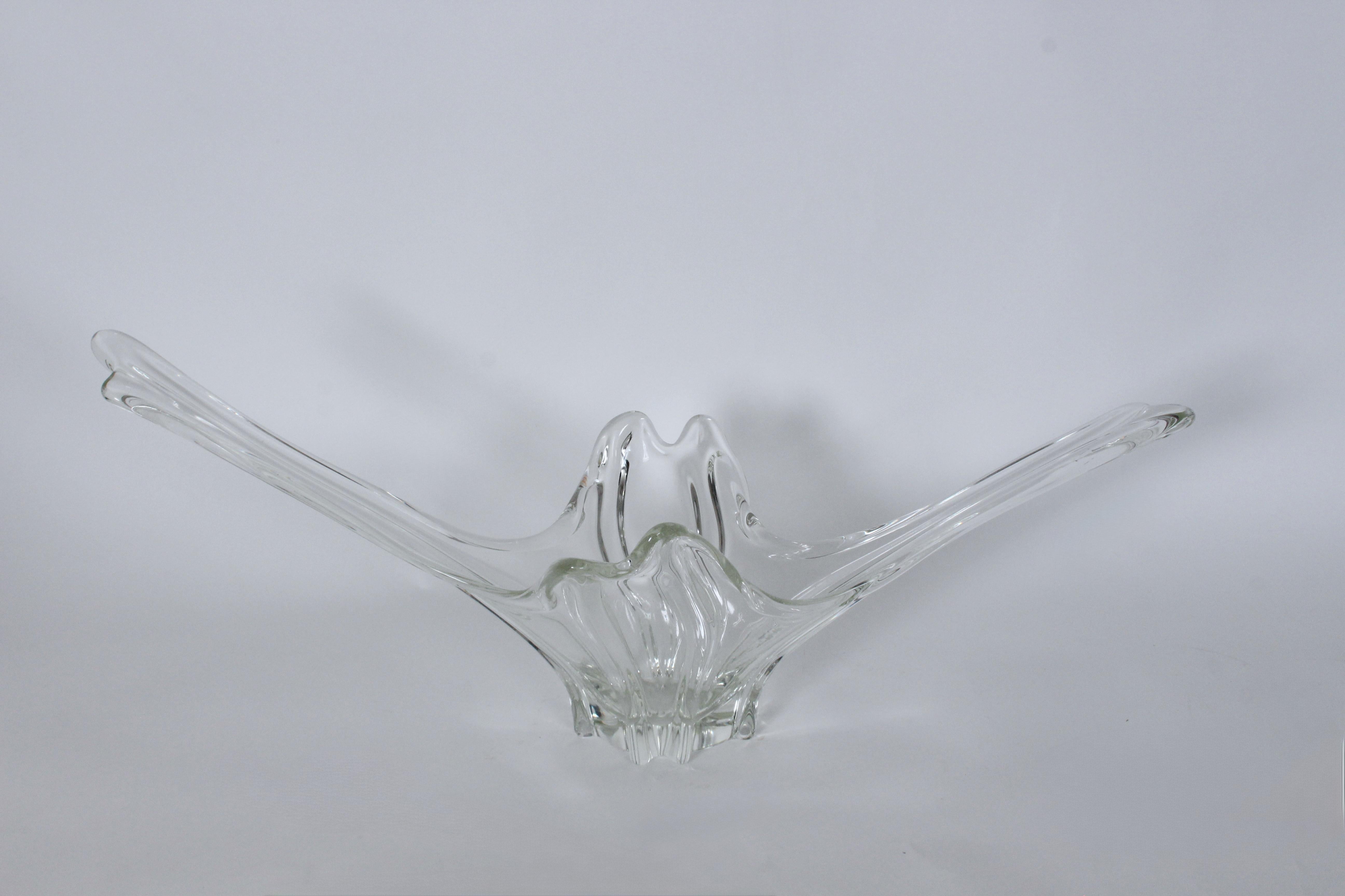 Sustancial Recipiente de Cristal de Plomo Transparente Estilo Daum Francés en forma de Cola de Golondrina en Bueno estado para la venta en Bainbridge, NY