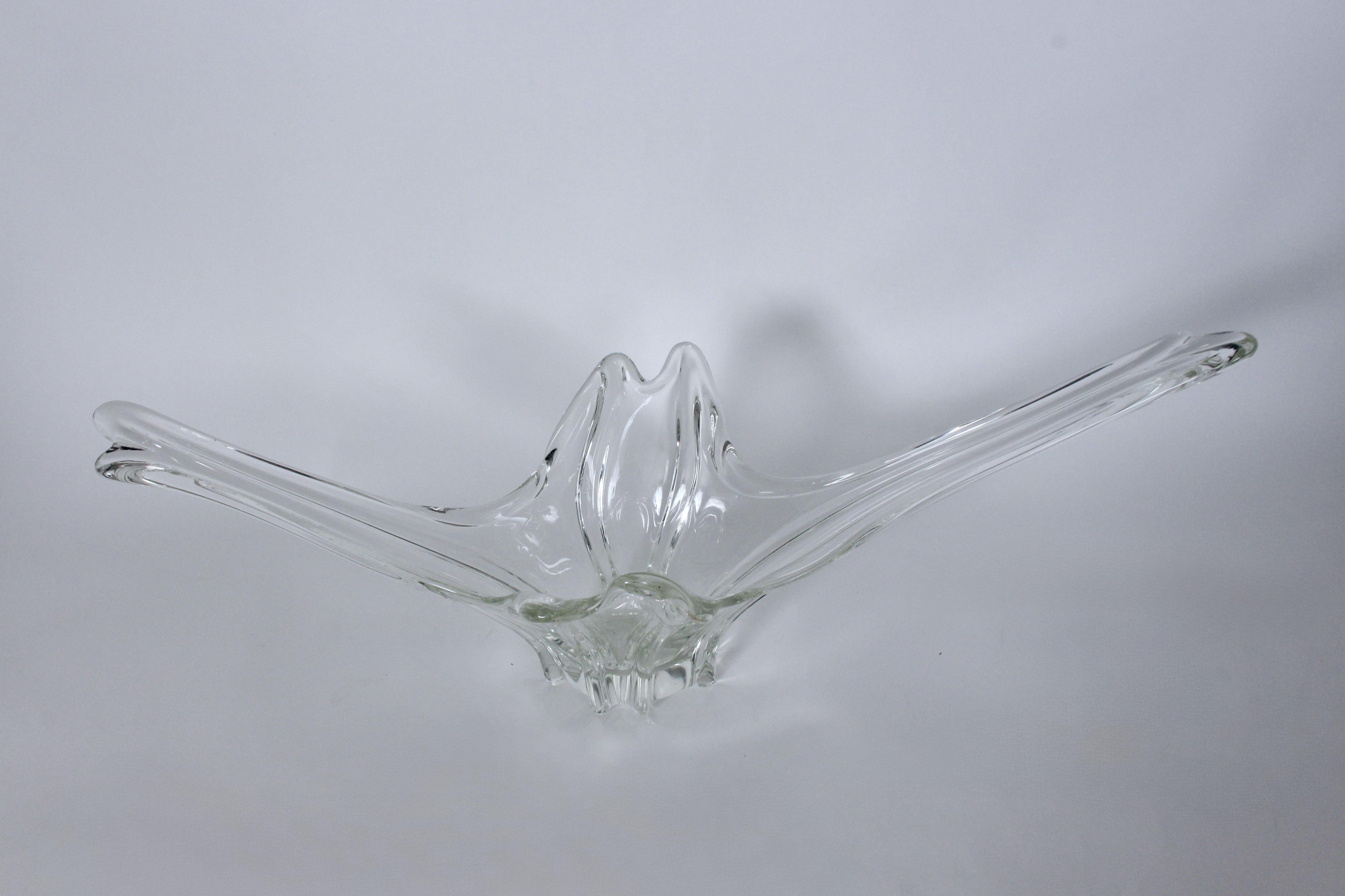 Sustancial Recipiente de Cristal de Plomo Transparente Estilo Daum Francés en forma de Cola de Golondrina siglo XX en venta