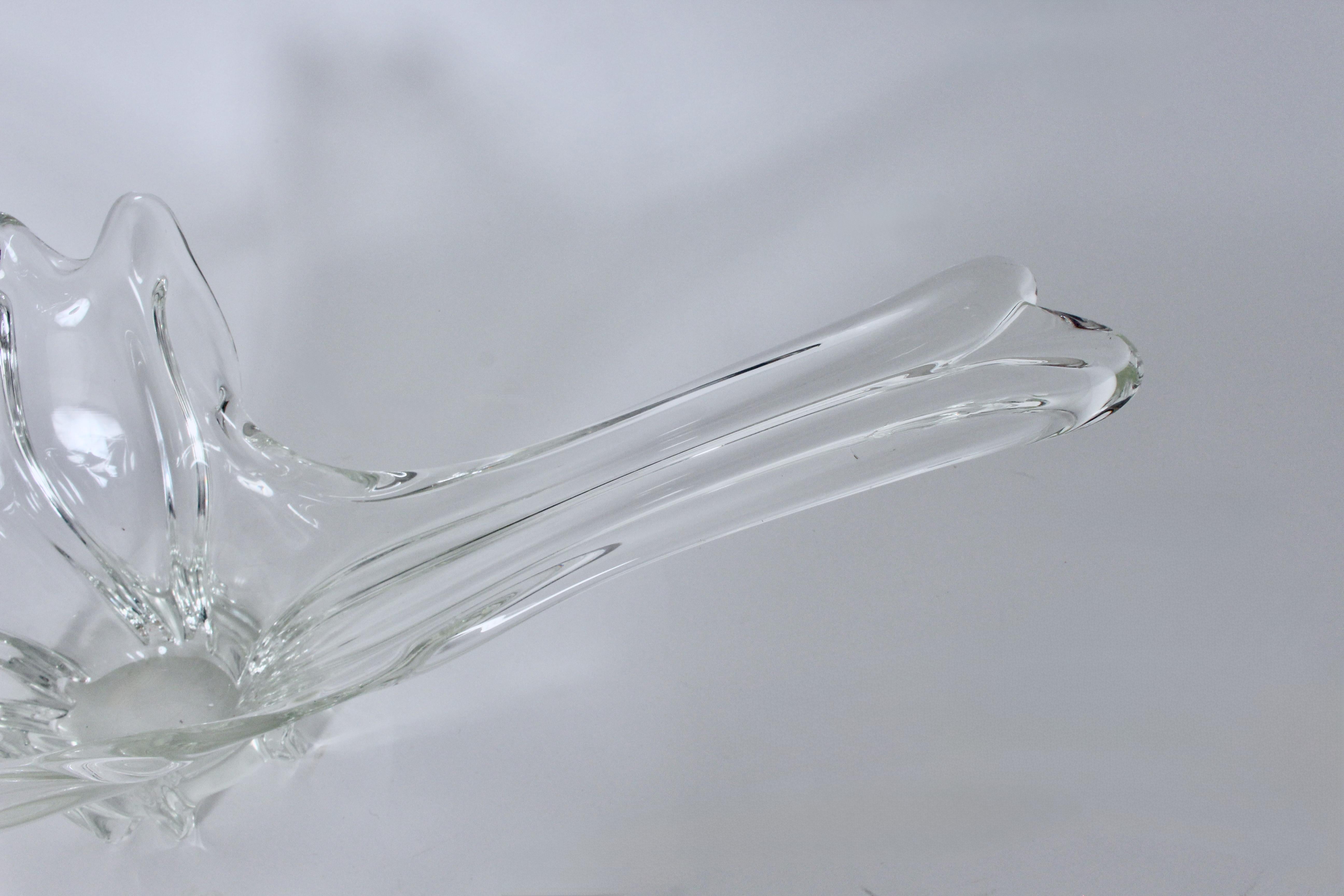 Sustancial Recipiente de Cristal de Plomo Transparente Estilo Daum Francés en forma de Cola de Golondrina en venta 2