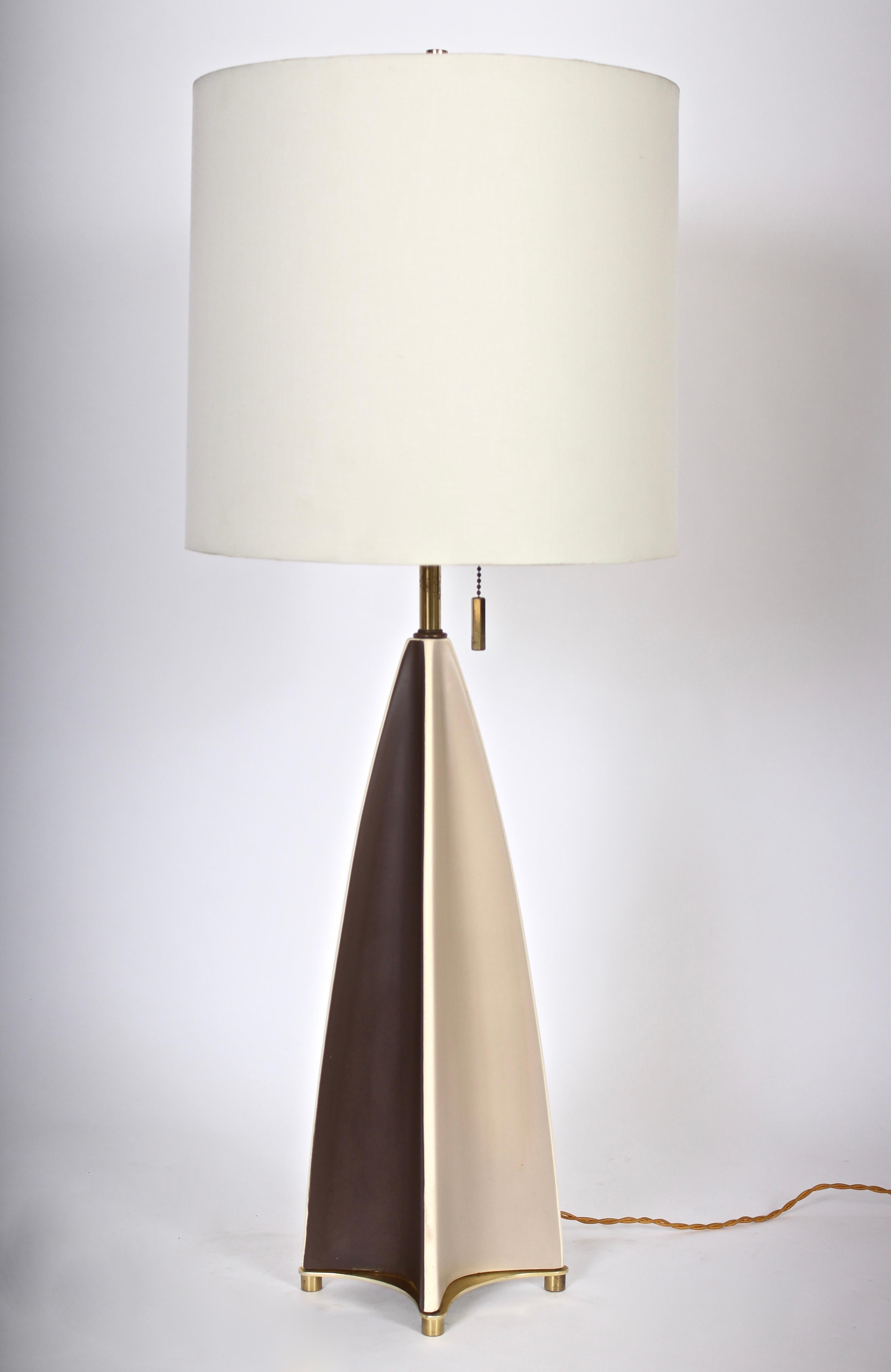 Classic three foot high Gerald Thurston for Lightolier Two-Tone Parabolic Fin Porcelain Table Lamp. Featuring concave forms in dark chocolate and taupe with brass base and feet. Triple sockets. 36 H top of finial with original harp in place. 24 H to