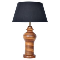 Bemerkenswerte Ingwerglas-Tischlampe aus gestapeltem gemischtem Hartholz, 1970er Jahre