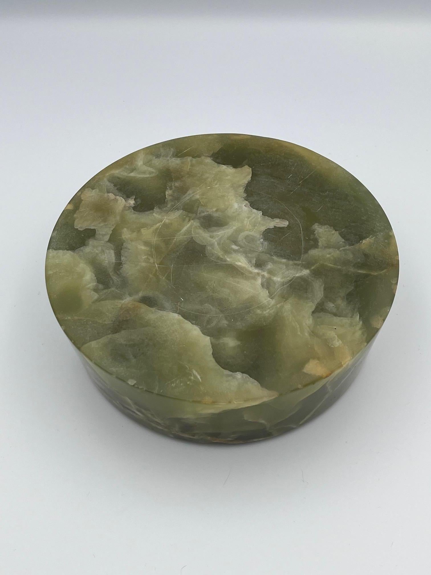 Substanzieller Zigarrenaschenbecher aus grünem Onyx im Angebot 4