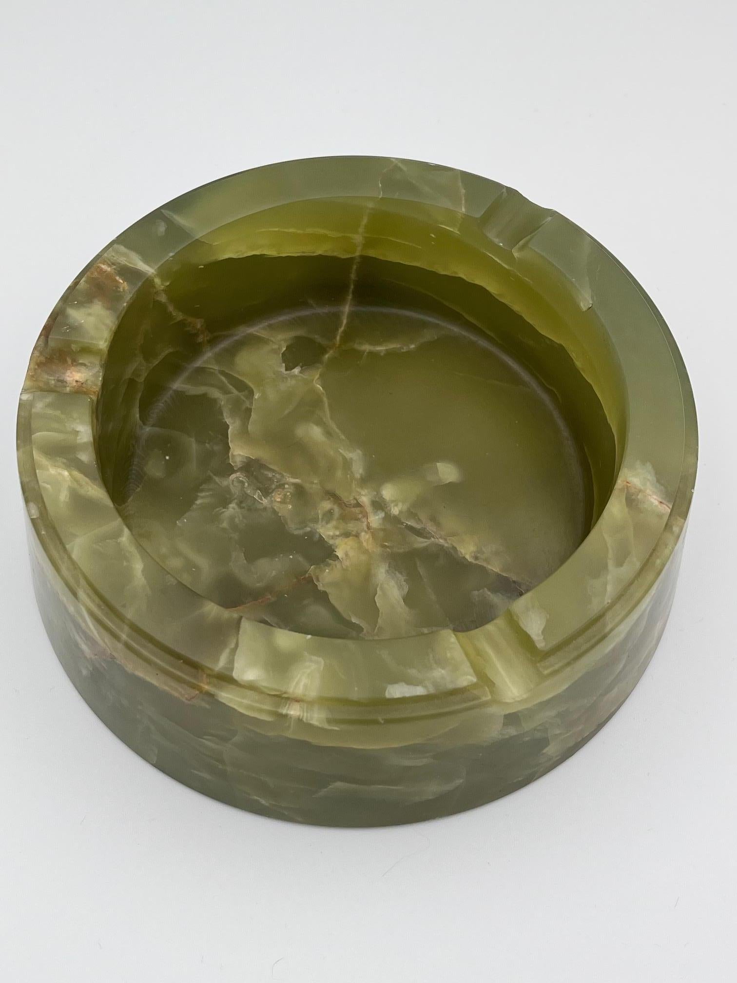 Substanzieller Zigarrenaschenbecher aus grünem Onyx im Angebot 5