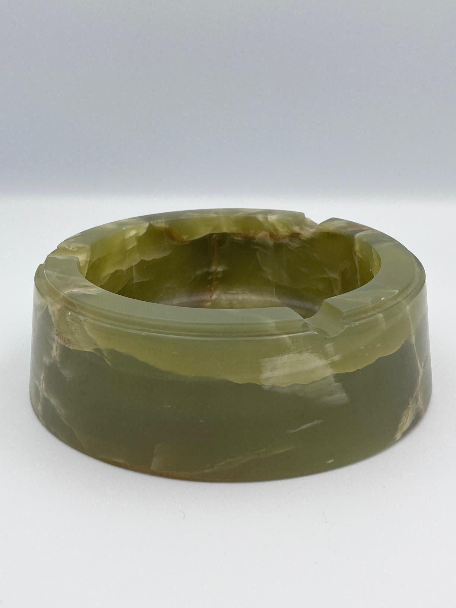 Substanzieller Zigarrenaschenbecher aus grünem Onyx (Art déco) im Angebot