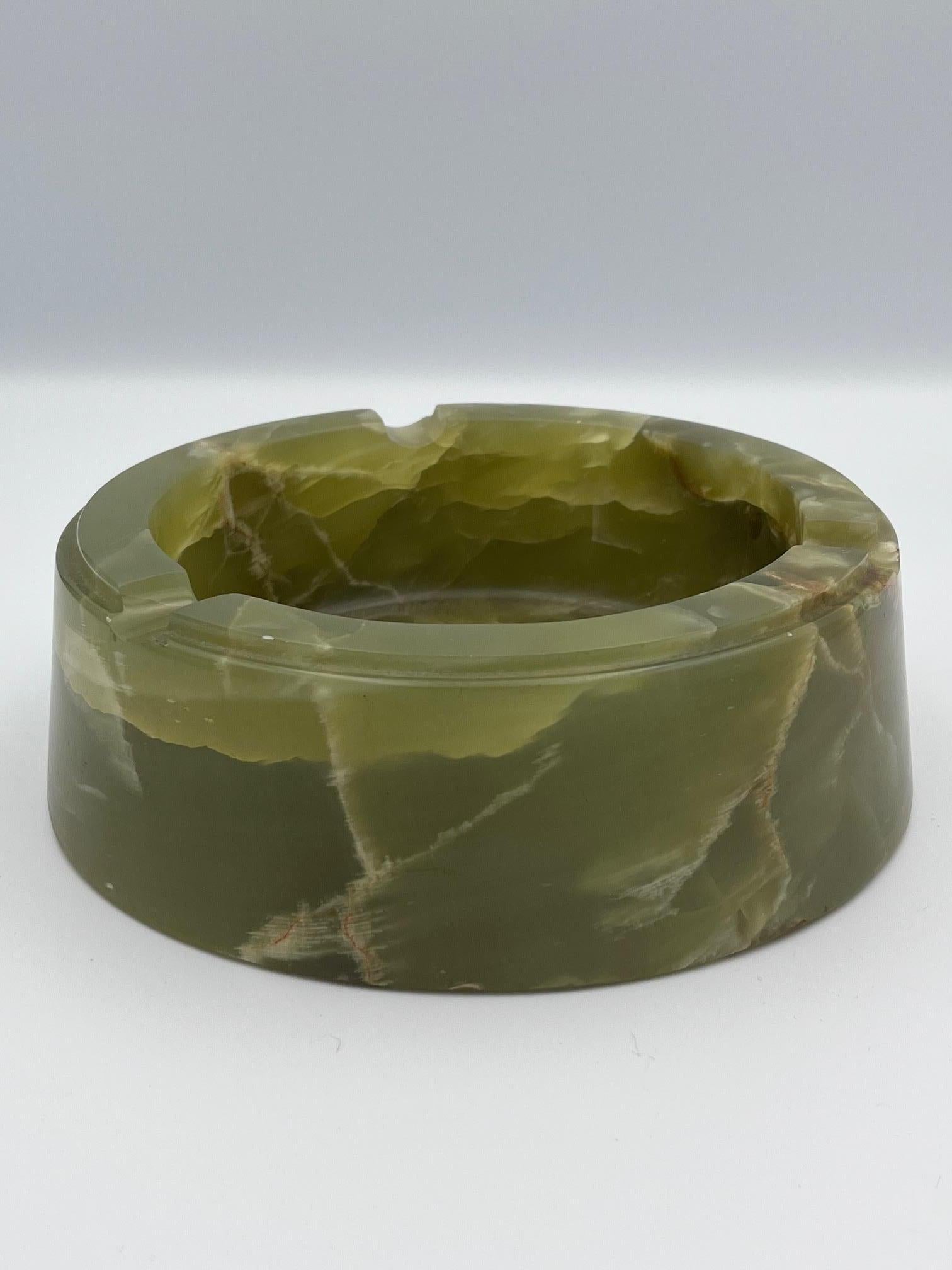 Substanzieller Zigarrenaschenbecher aus grünem Onyx im Zustand „Gut“ im Angebot in Red Lion, PA