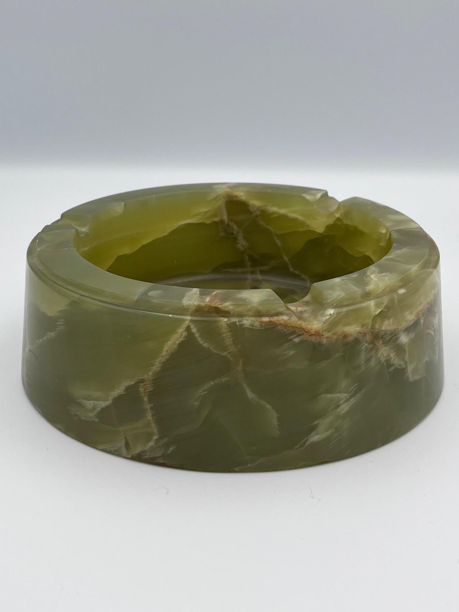 Substanzieller Zigarrenaschenbecher aus grünem Onyx (Mitte des 20. Jahrhunderts) im Angebot