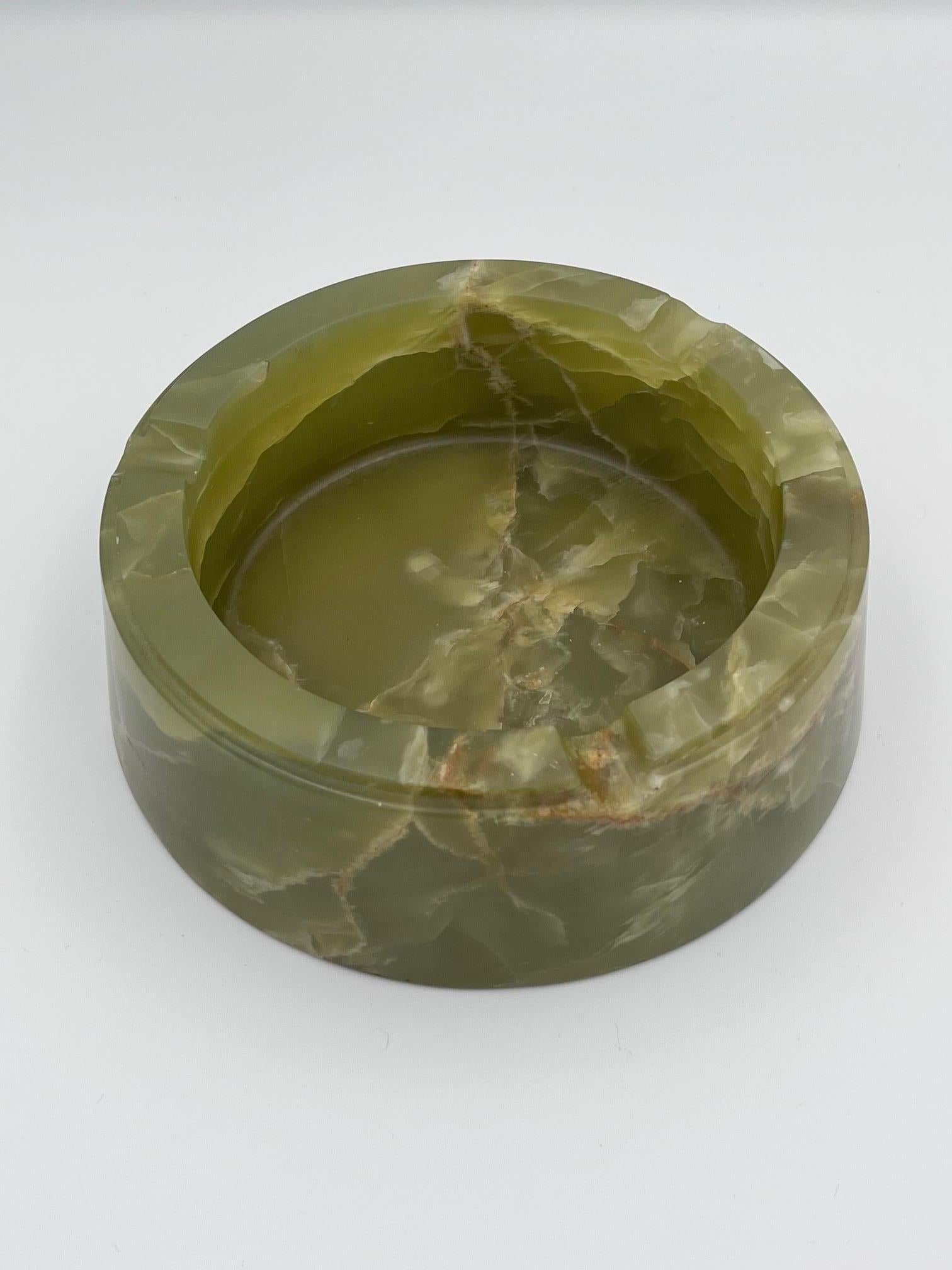 Substanzieller Zigarrenaschenbecher aus grünem Onyx im Angebot 1